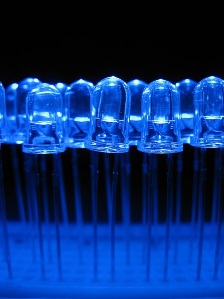 Szappanmolekula stabilizálhatja az új típusú, perovszkitból gyártott LED-eket