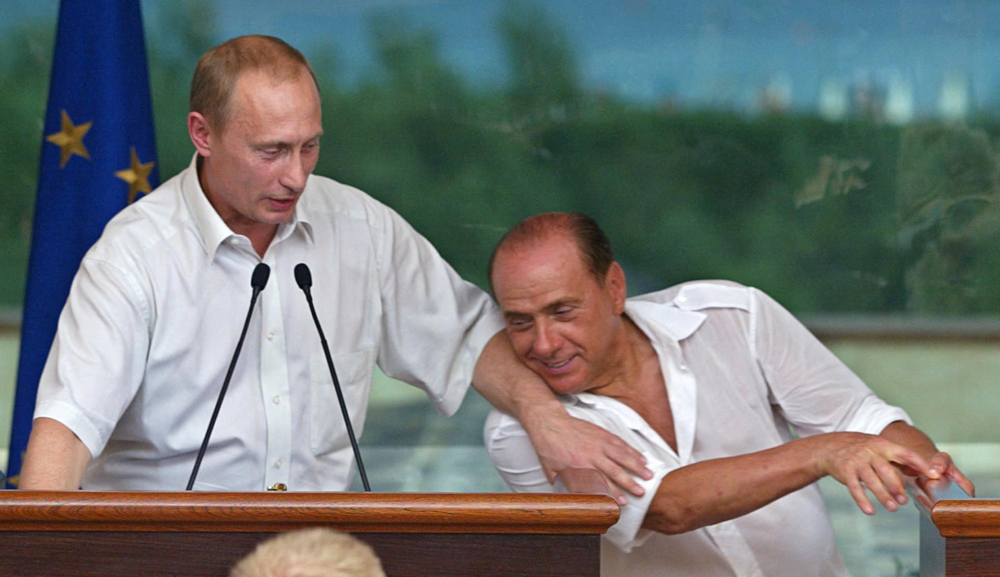 Silvio Berlusconi arról magyarázott a tévében, hogy Putyin barátját csak belekényszerítették a háborúba