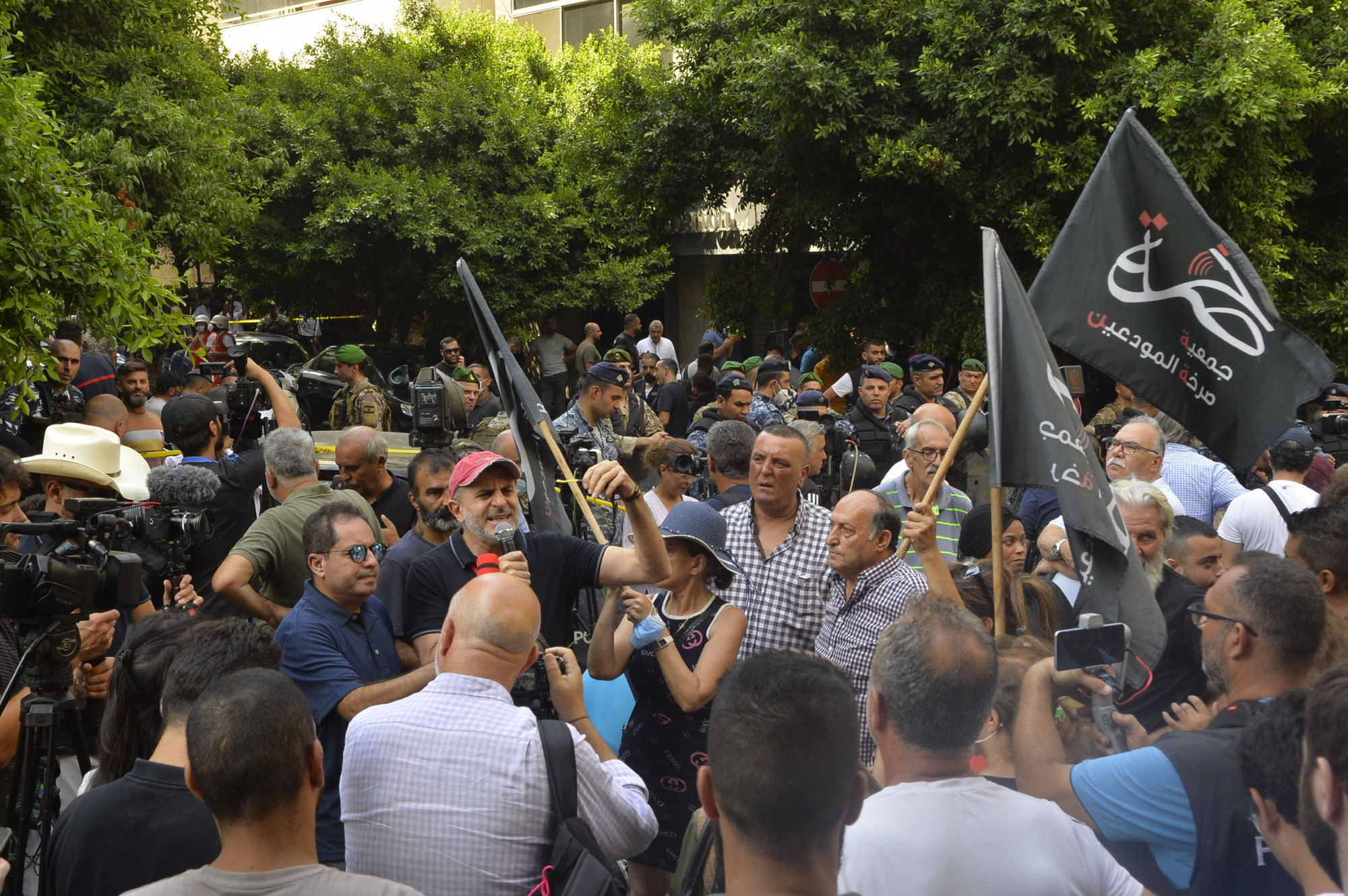 Hősként ünnepelték a libanoni férfit, aki a megtakarításai miatt ejtett túszul egy bejrúti bankot