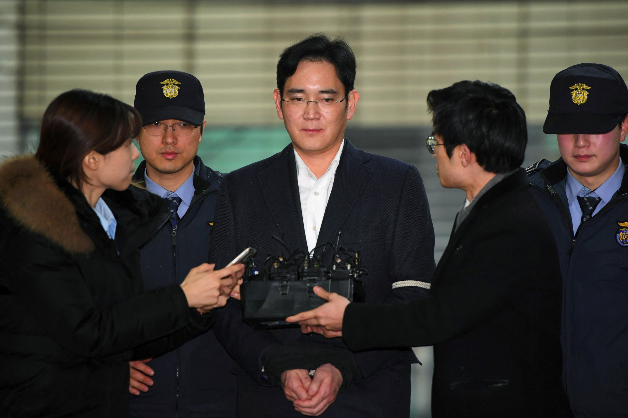 Elnöki kegyelmet kapott a Samsung korrupció miatt elítélt vezére