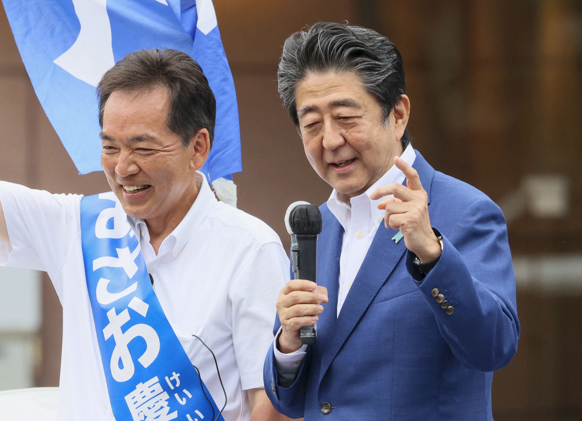Abu Sinzó részt vesz a Liberális Demokrata Párt jelöltjének kampányrendezvényén 2022. július 6-án, Tokióban.