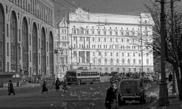 A KGB központja Moszkva Lubjanka terén. Az épületben működő börtönben tartották fogva már 1948–1949-től a végül 1952. augusztus 12. éjszaka kivégzett ZSAB-tagokat.