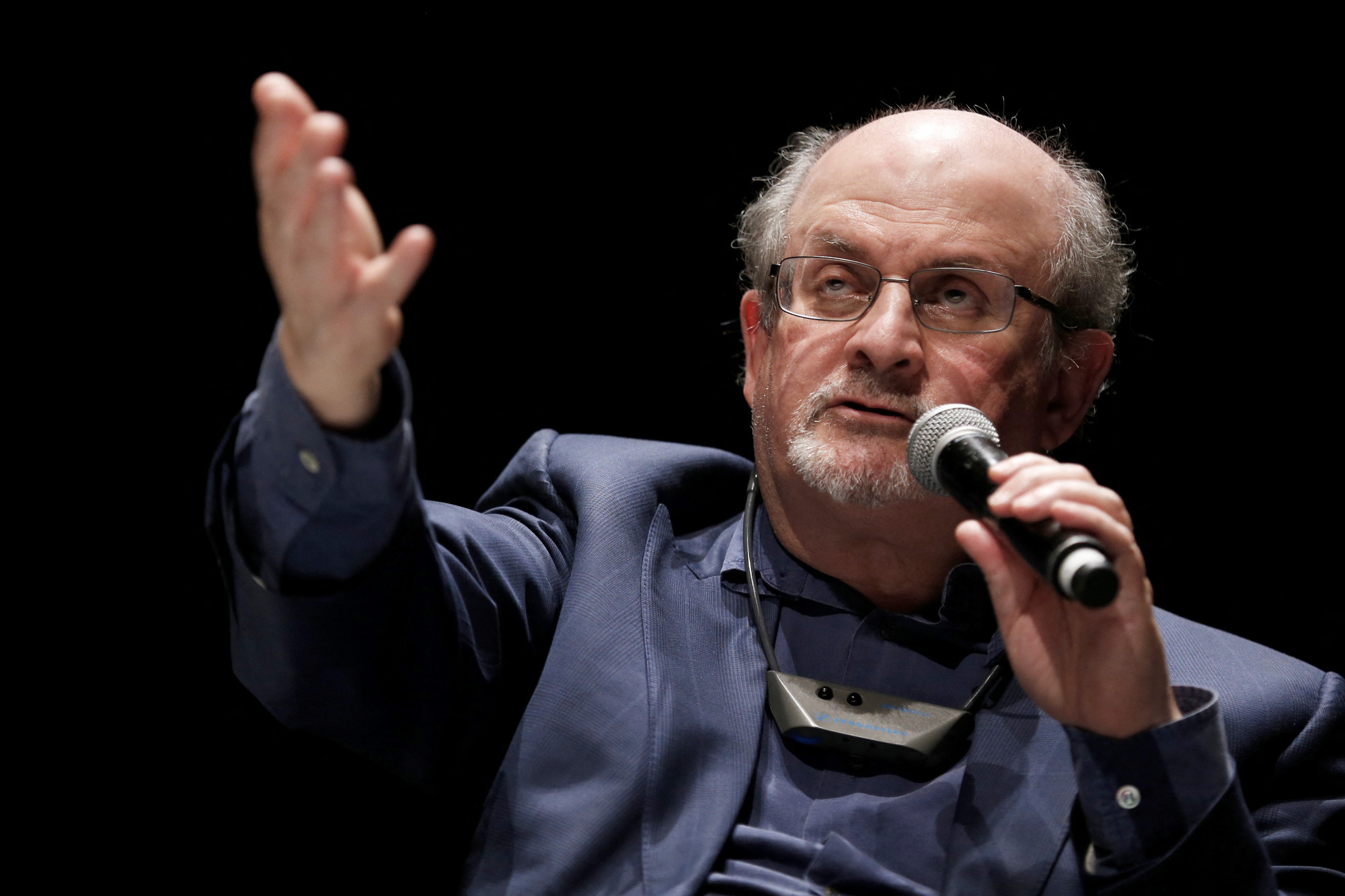 Rushdie lélegeztetőgépen van, nem tud beszélni