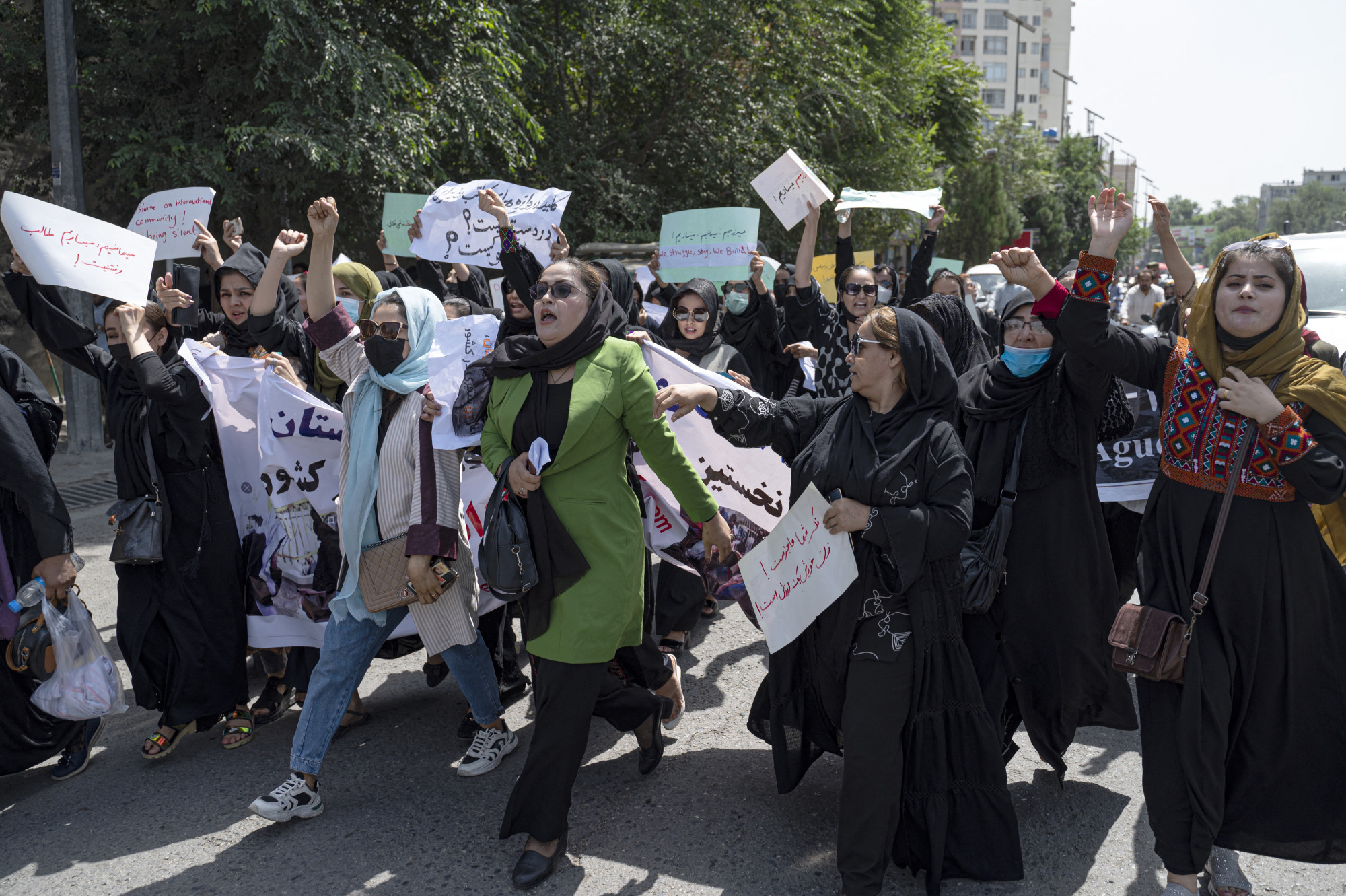 „Kenyeret, munkát, szabadságot!” – kiabálják Kabulban tüntető afgán nők a tálib hatalomátvétel évfordulóján.
