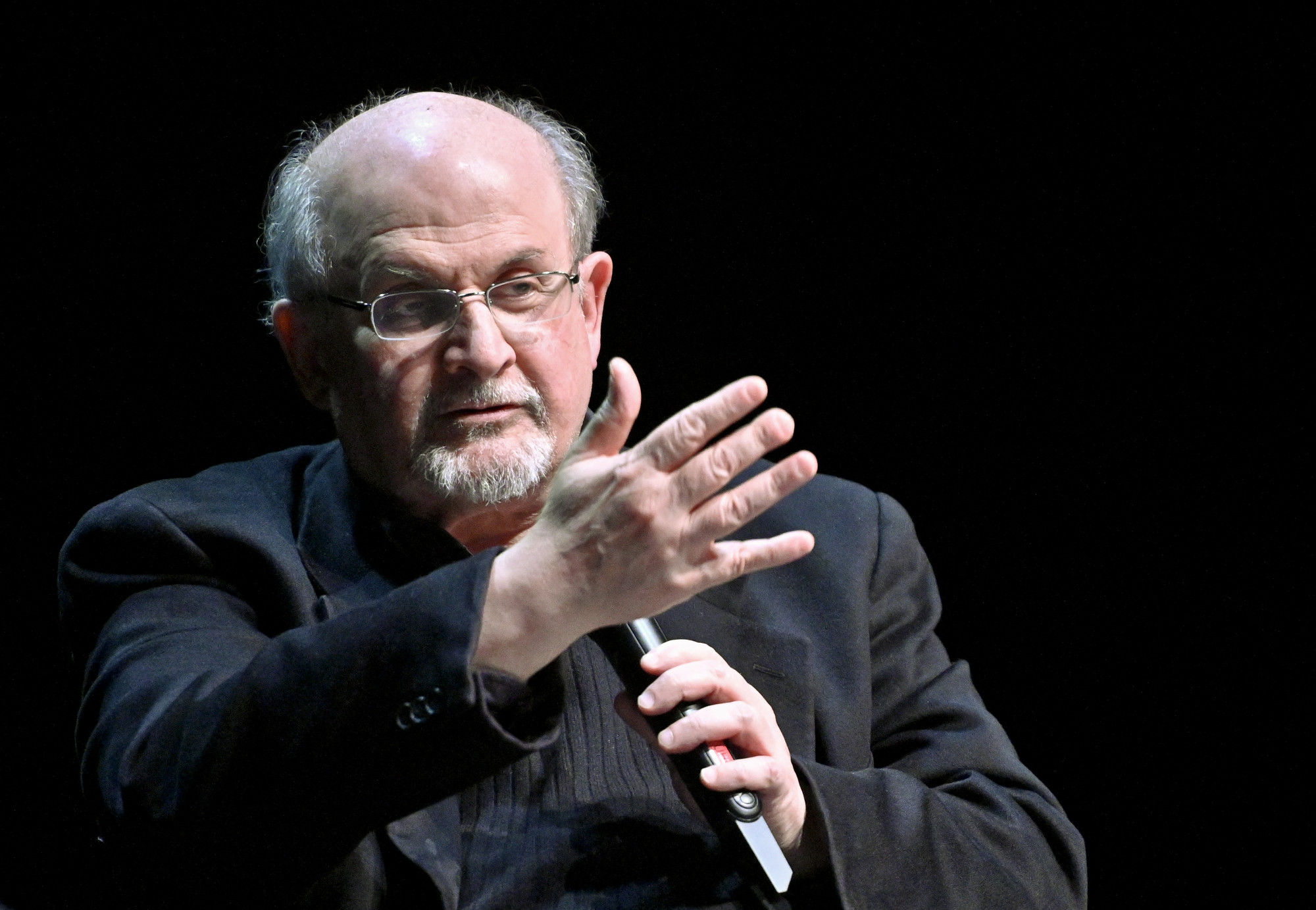 Az Egyesült Államok szankciókat vetett ki a Salman Rushdie-ra vérdíjat kitűző iráni alapítványra