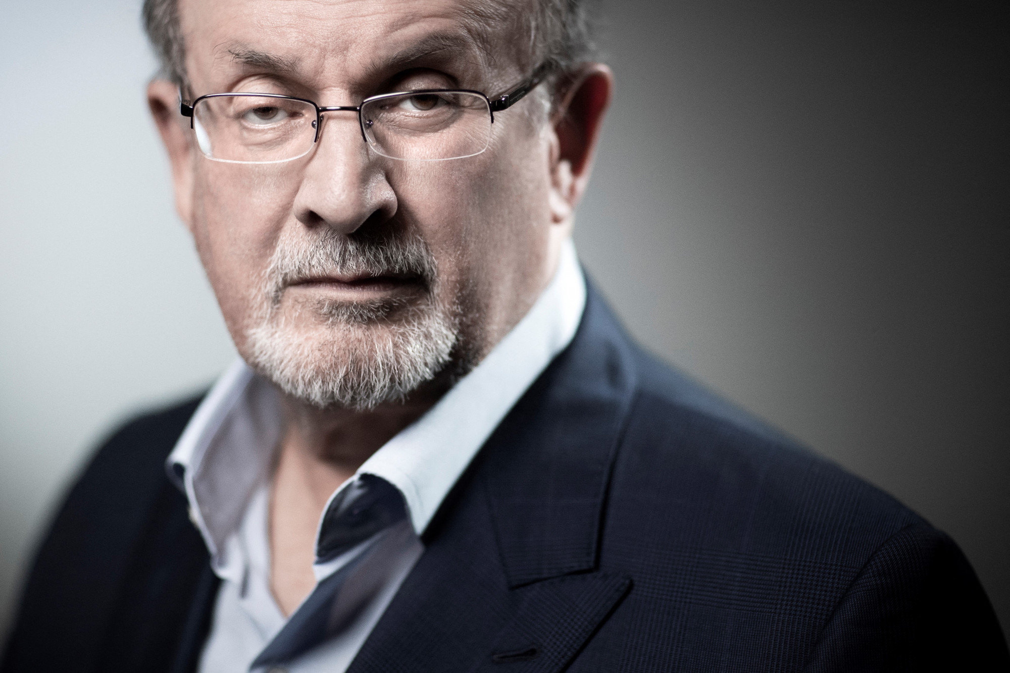 Salman Rushdie-t levették a lélegeztetőgépről, és újra tud beszélni is