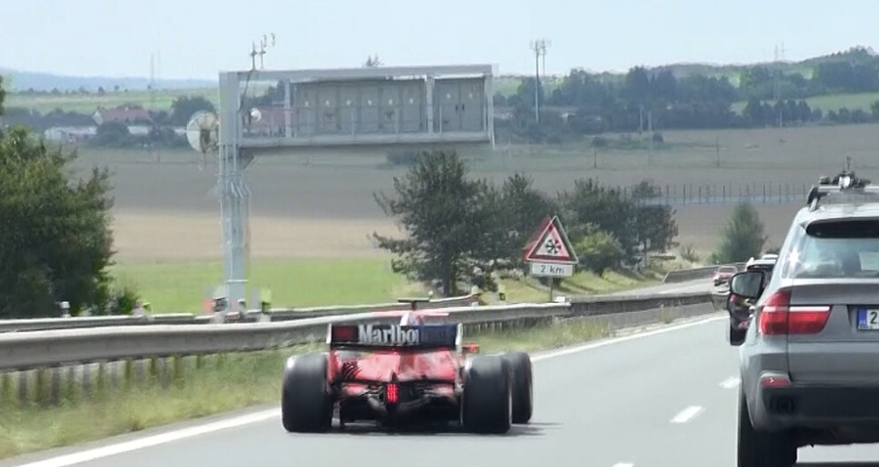 Forma-1-esnek látszó Ferrarit szpottoltak egy cseh autópályán
