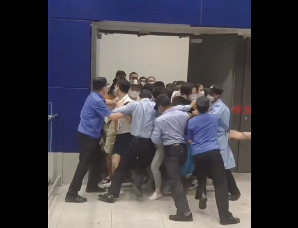 Kétségbeesetten menekültek az emberek a sanghaji IKEA-ból, miután híre ment, hogy karantén alá kerül az áruház
