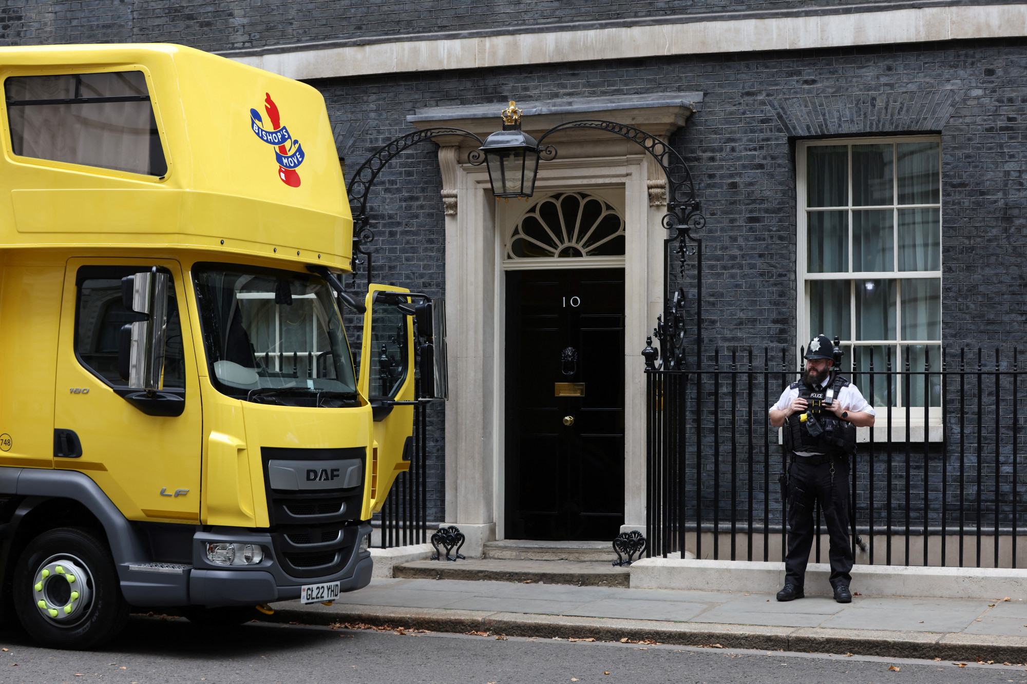 Költöztető teherautó parkol a Downing Street előtt 2022. augusztus 15-én.