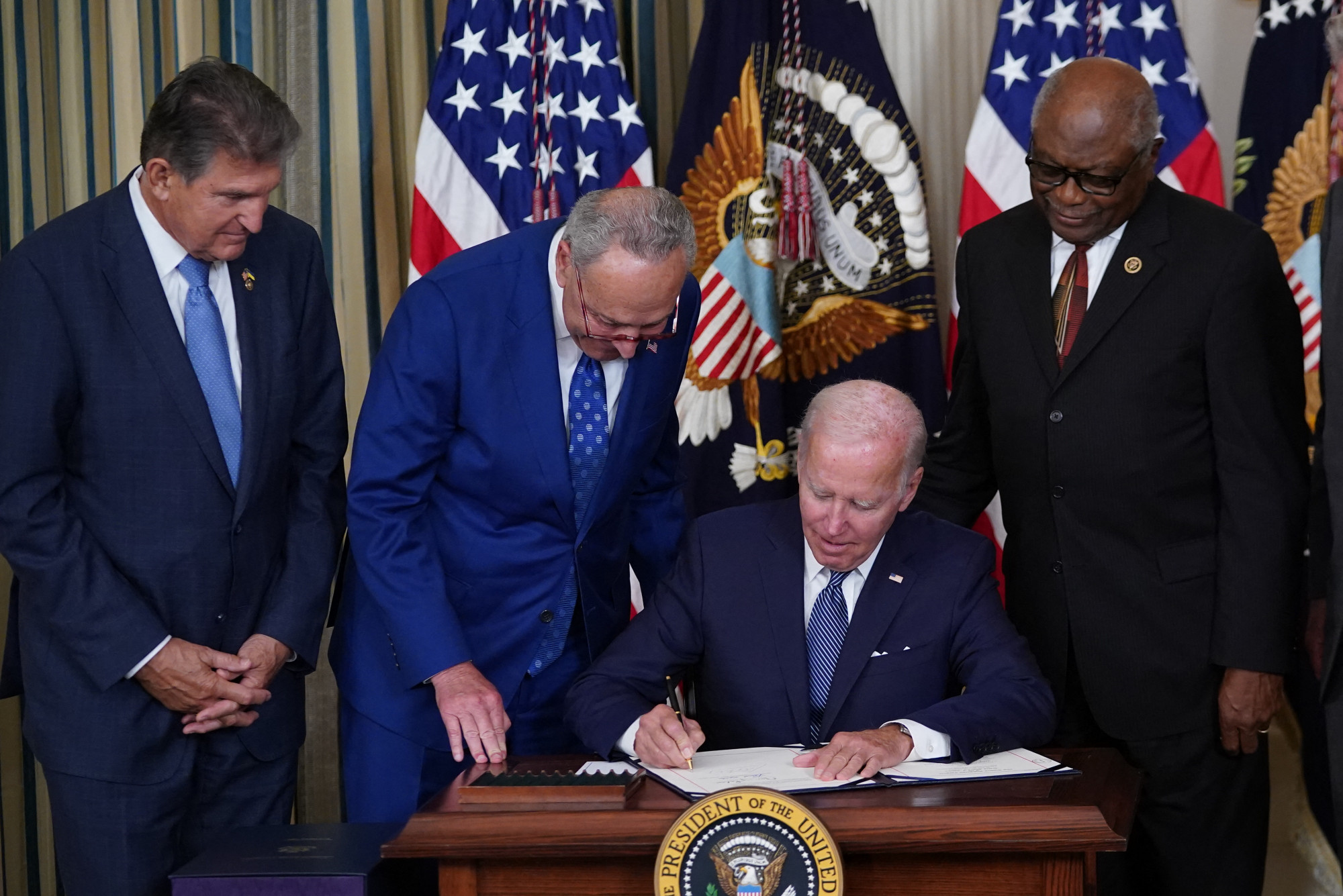 Biden aláírta a gazdasági stabilitásról szóló törvénycsomagot