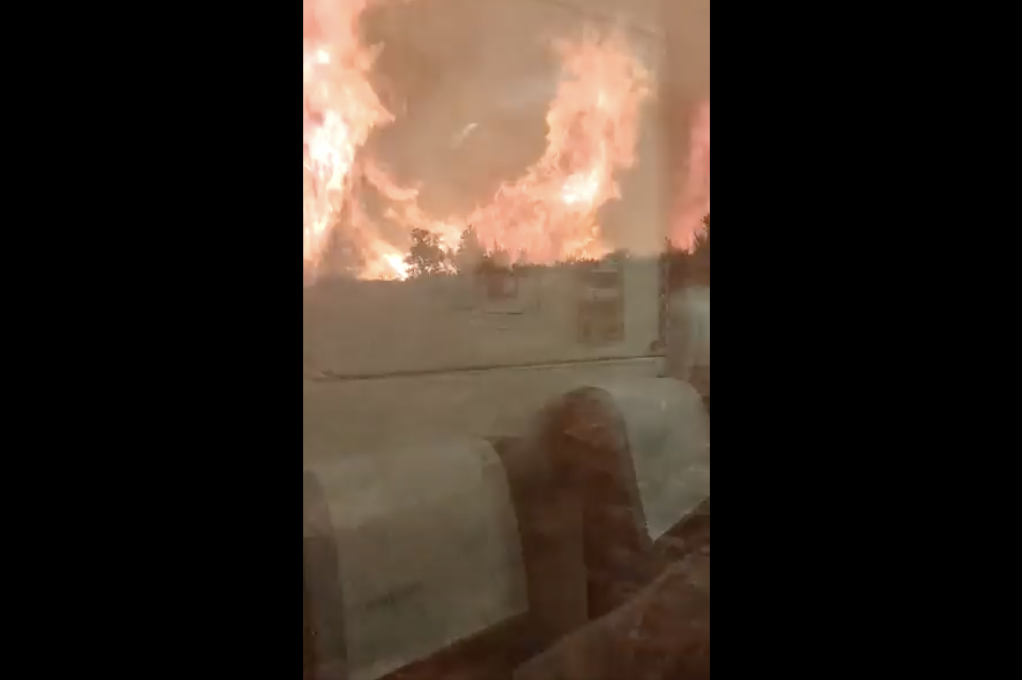 Erdőtűzbe futott bele egy vonat Spanyolországban, a kétségbeesetten menekülő utasok egy része megégett