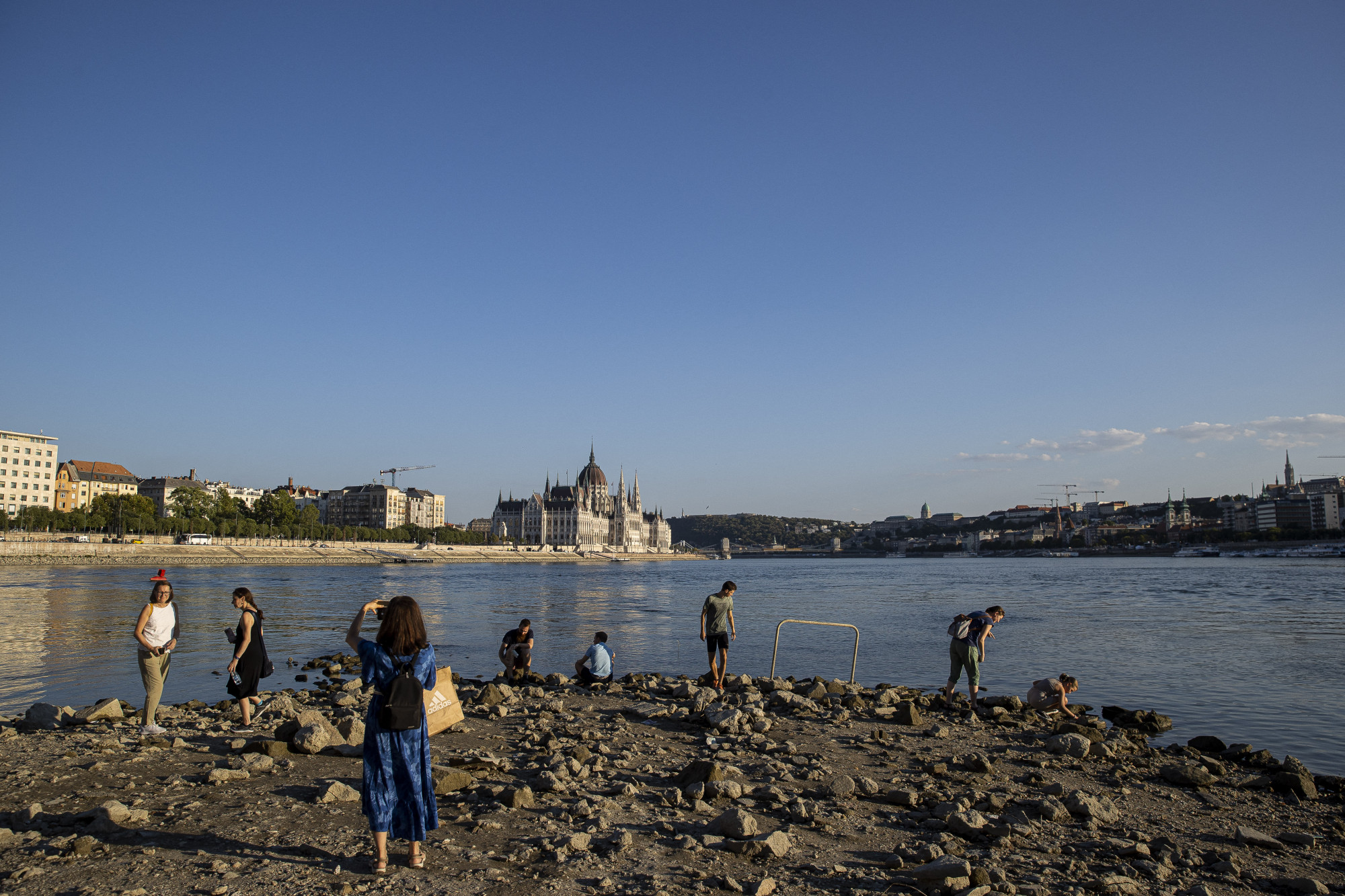 Alacsony vízállás a Duna budapesti szakaszán 2022 augusztusában