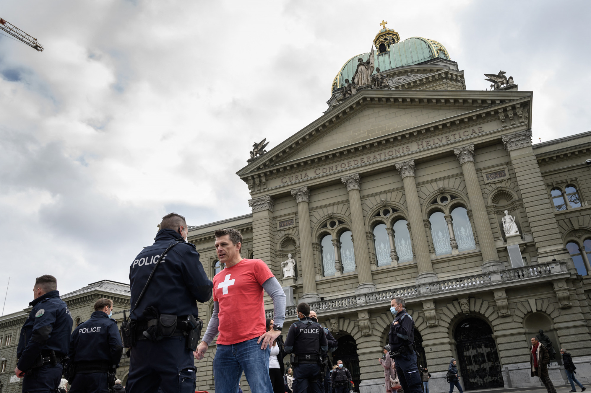 A baloldaliak tiltakoztak ellene, a svájci rendőrség mégis elindította a Fidest
