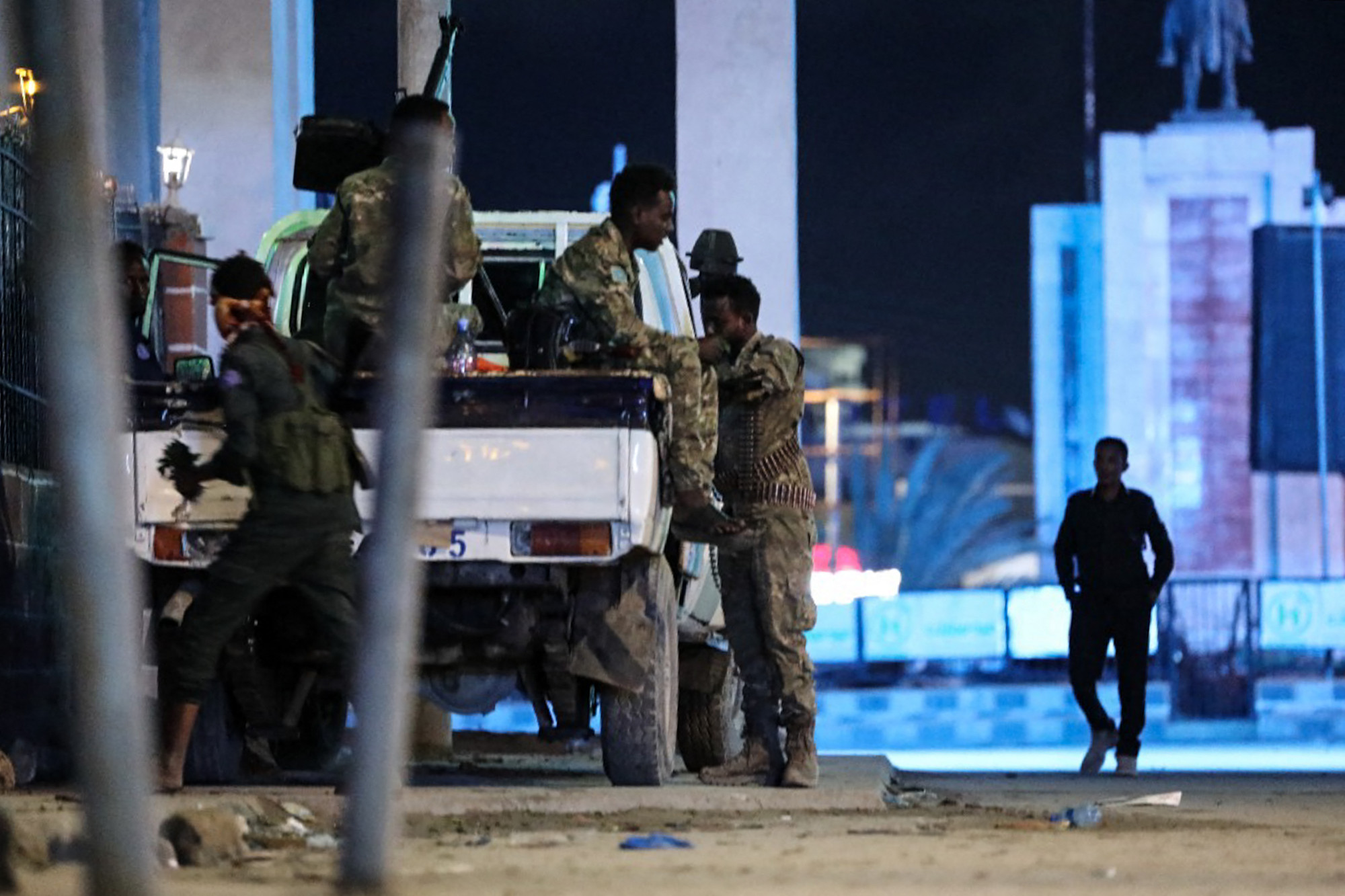 Legalább nyolc ember megöltek fegyveresek egy szomáliai hotelben