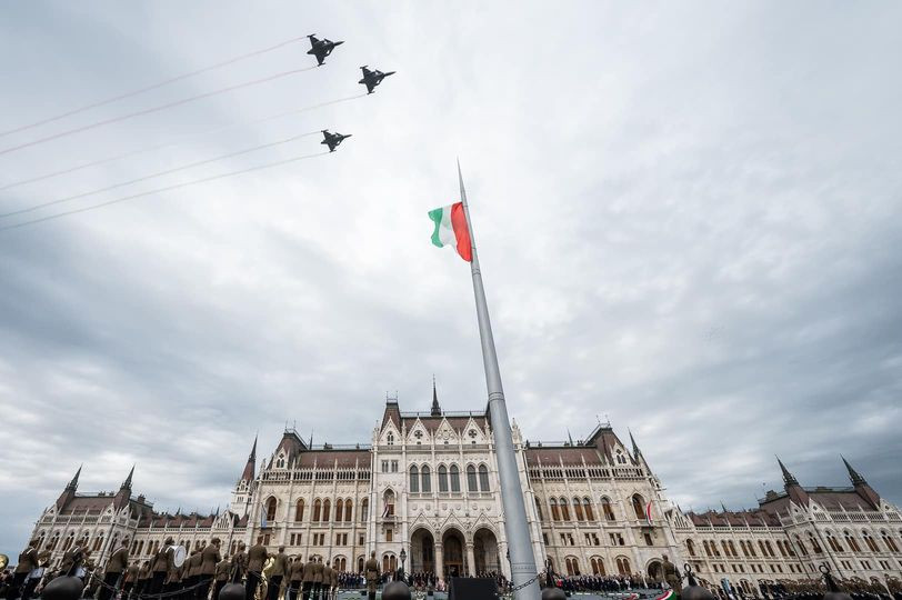 A légi parádé ugyan elmaradt, de három Gripen vadászgép azért áthúzott a Kossuth tér felett a tisztavatás tiszteletére