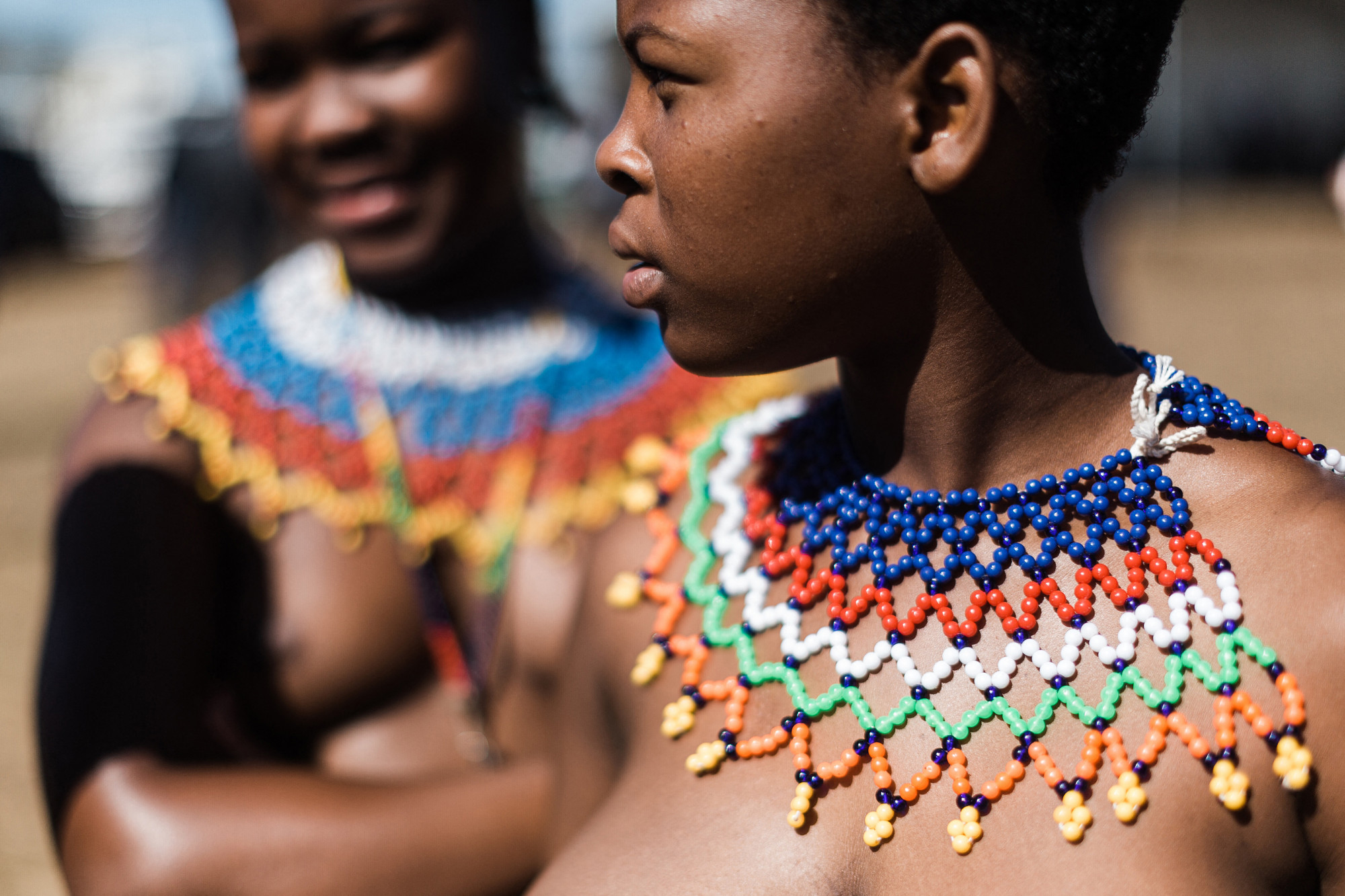 Gyöngyékszert viselő, félmeztelen zulu nő.