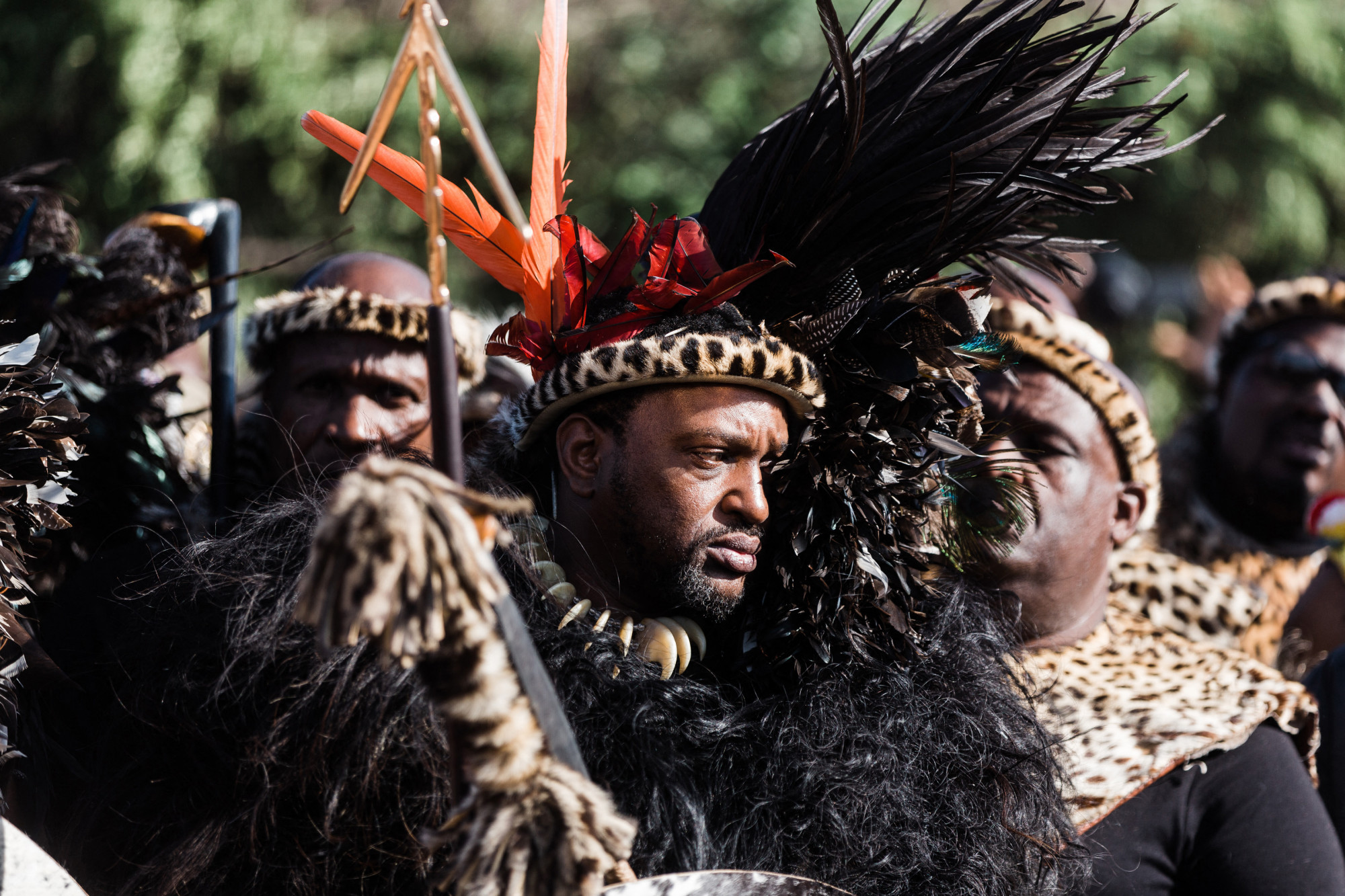 Az Amazulu nemzetség királya, Misuzulu kaZwelithini (középen) a zulu regimentek körében