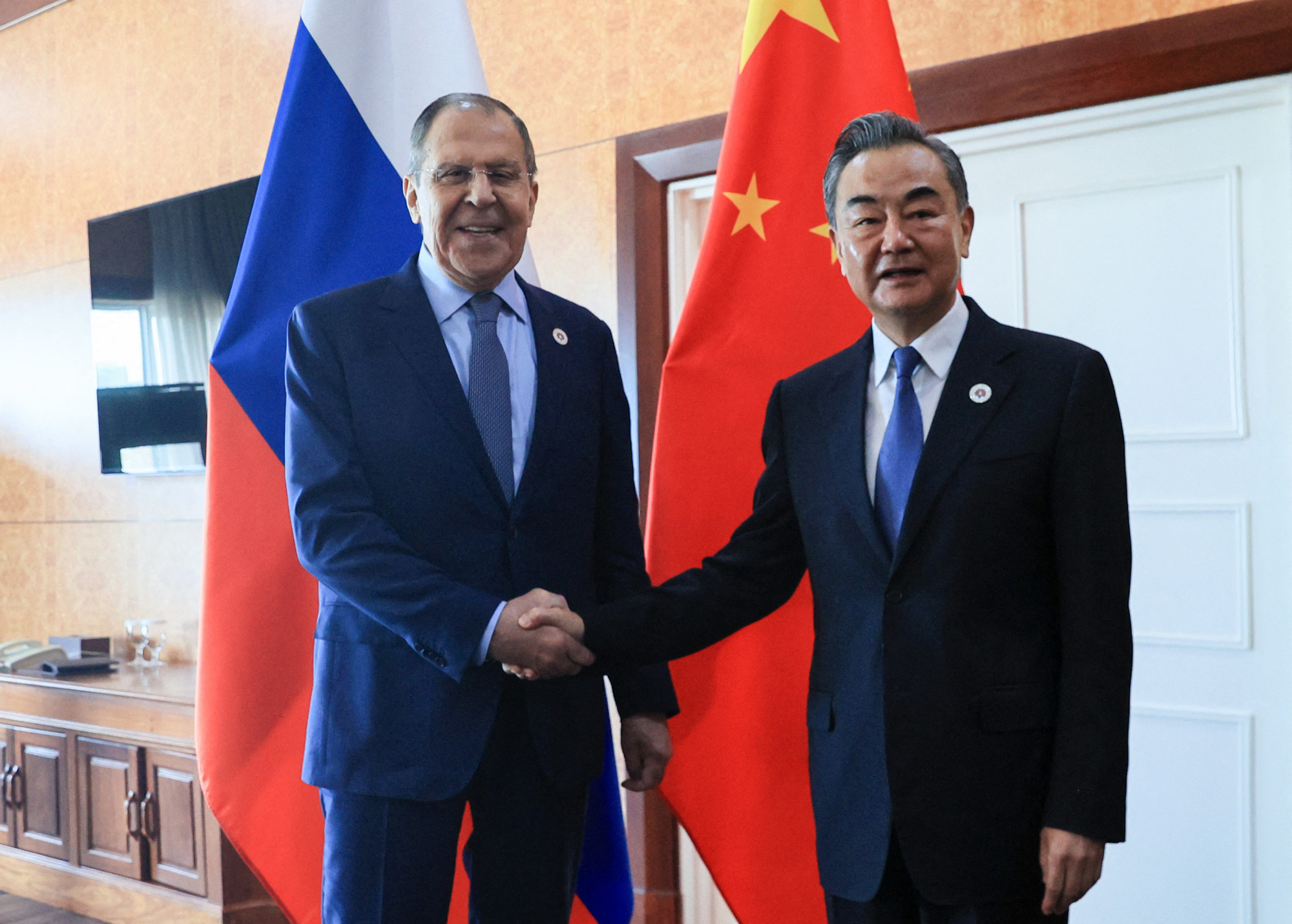 Kína azt állítja, semleges az ukrajnai háborúban, de azért elmélyíti a kapcsolatait Oroszországgal