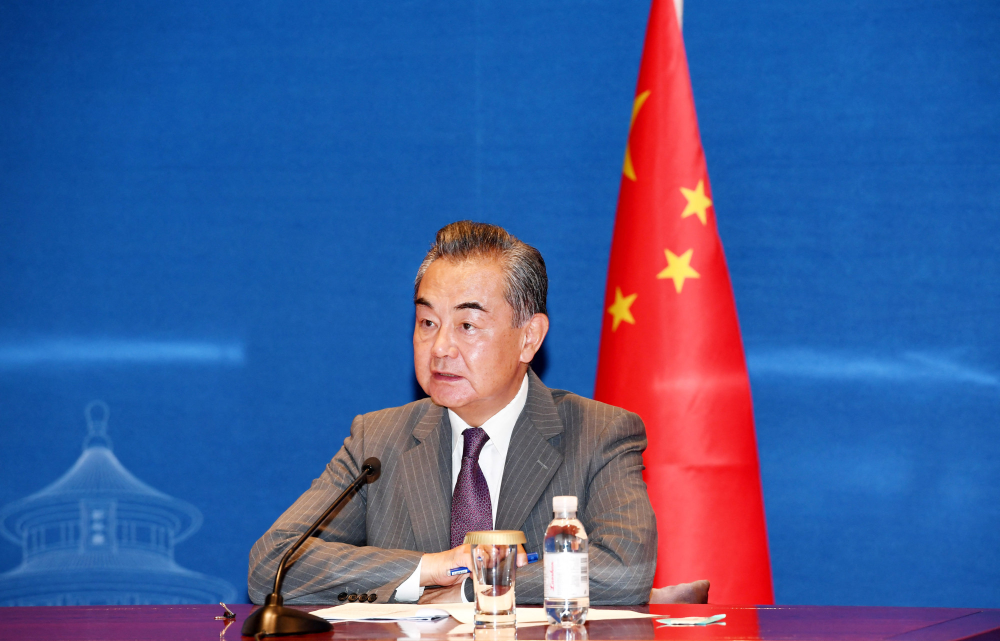 A világjáró kínai külügyminiszter
