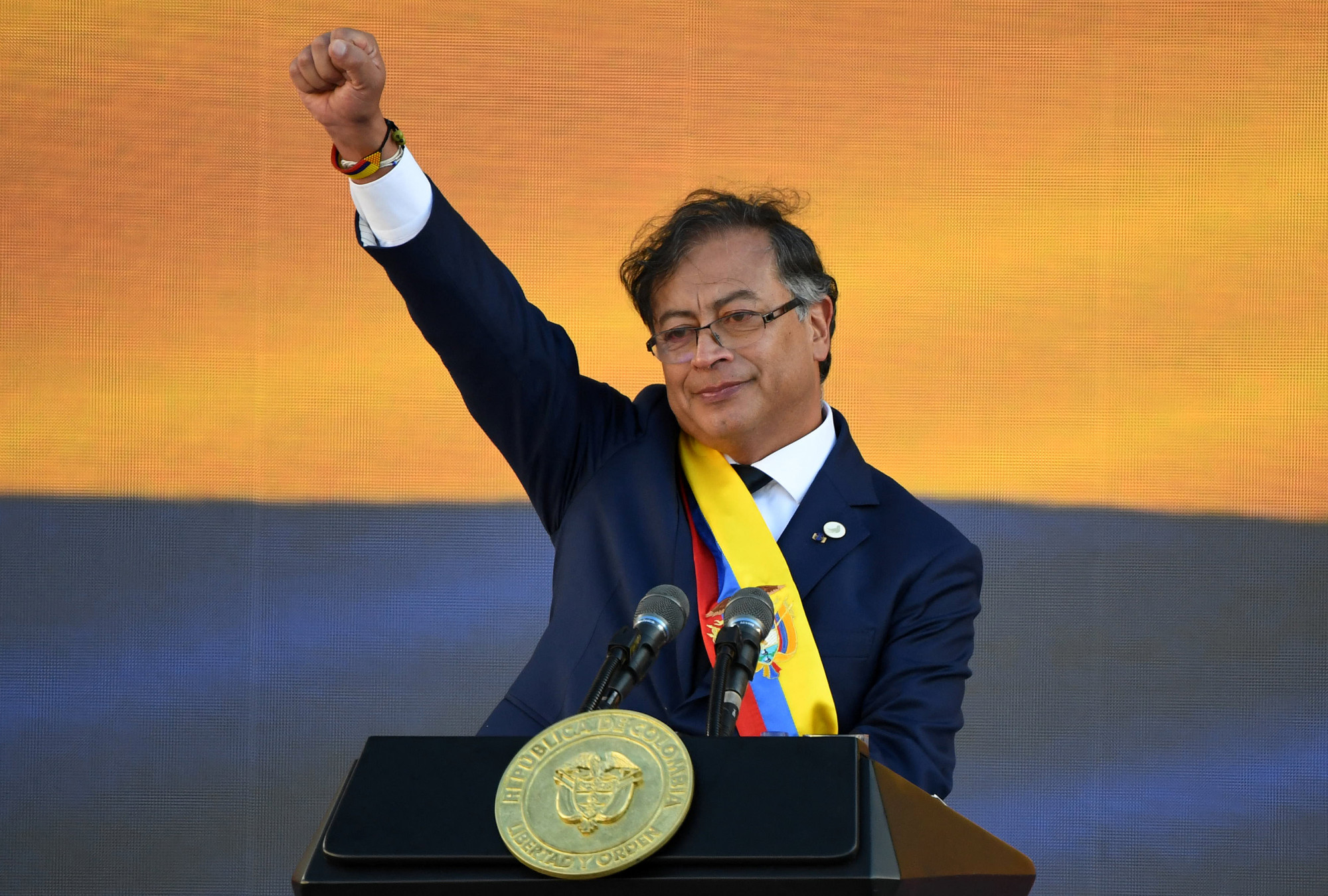 Gustavo Petro kolumbiai elnök a 2022. augusztus 7-i beiktatási ceremóniáján, a bogotái Bolívar téren