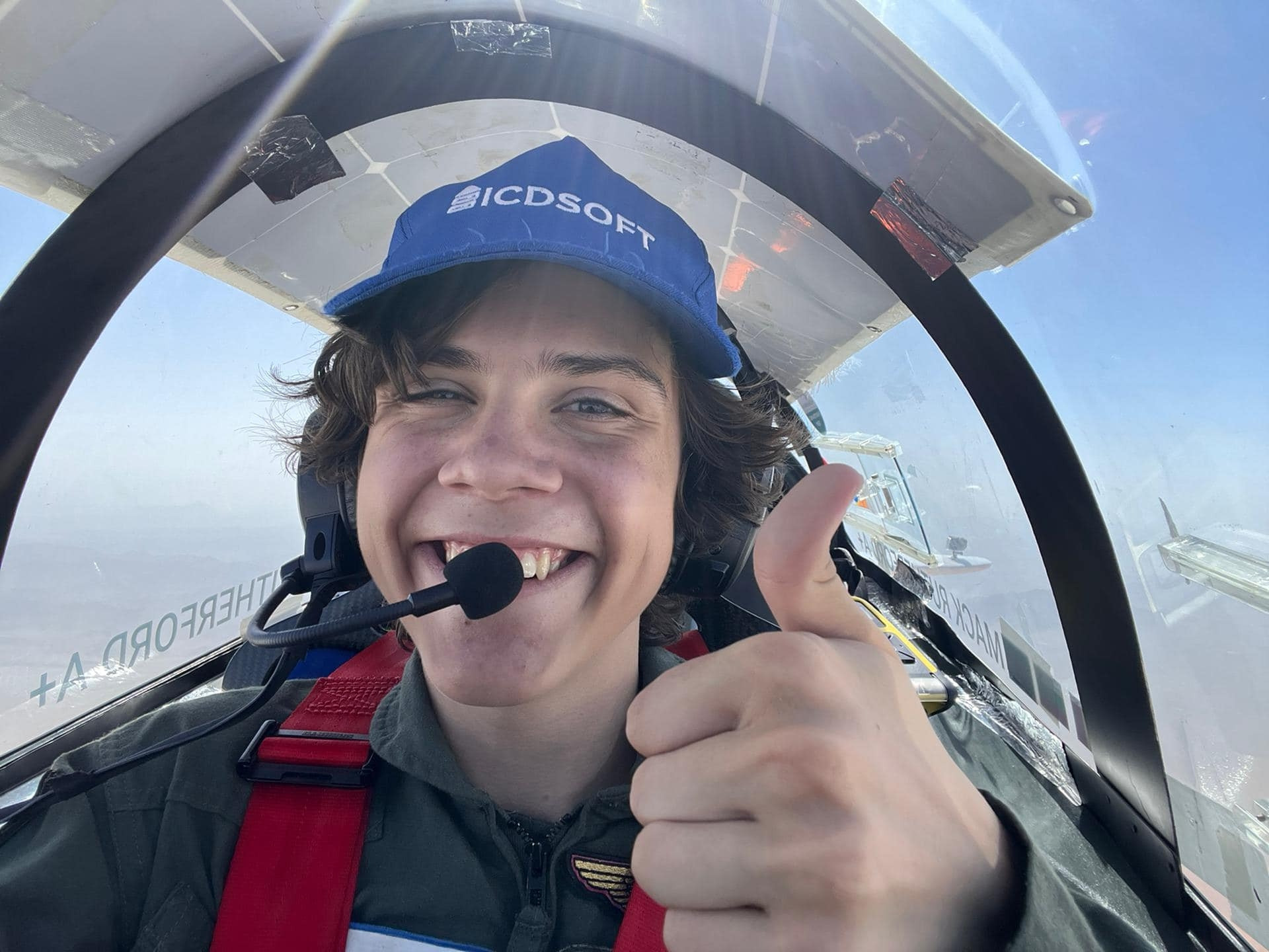 Egy brit-belga tinédzser lett a világ legfiatalabb pilótája, aki egyedül repülte körbe a Földet