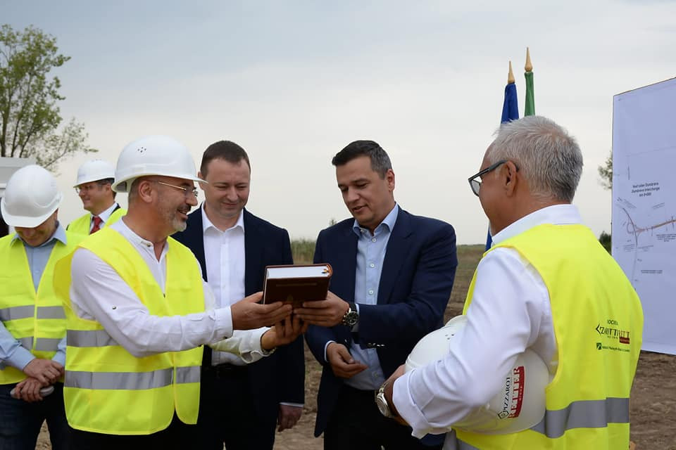 A román miniszterelnök-helyettes olyan díszes Bibliát kapott, amire még a nevét is ráírták