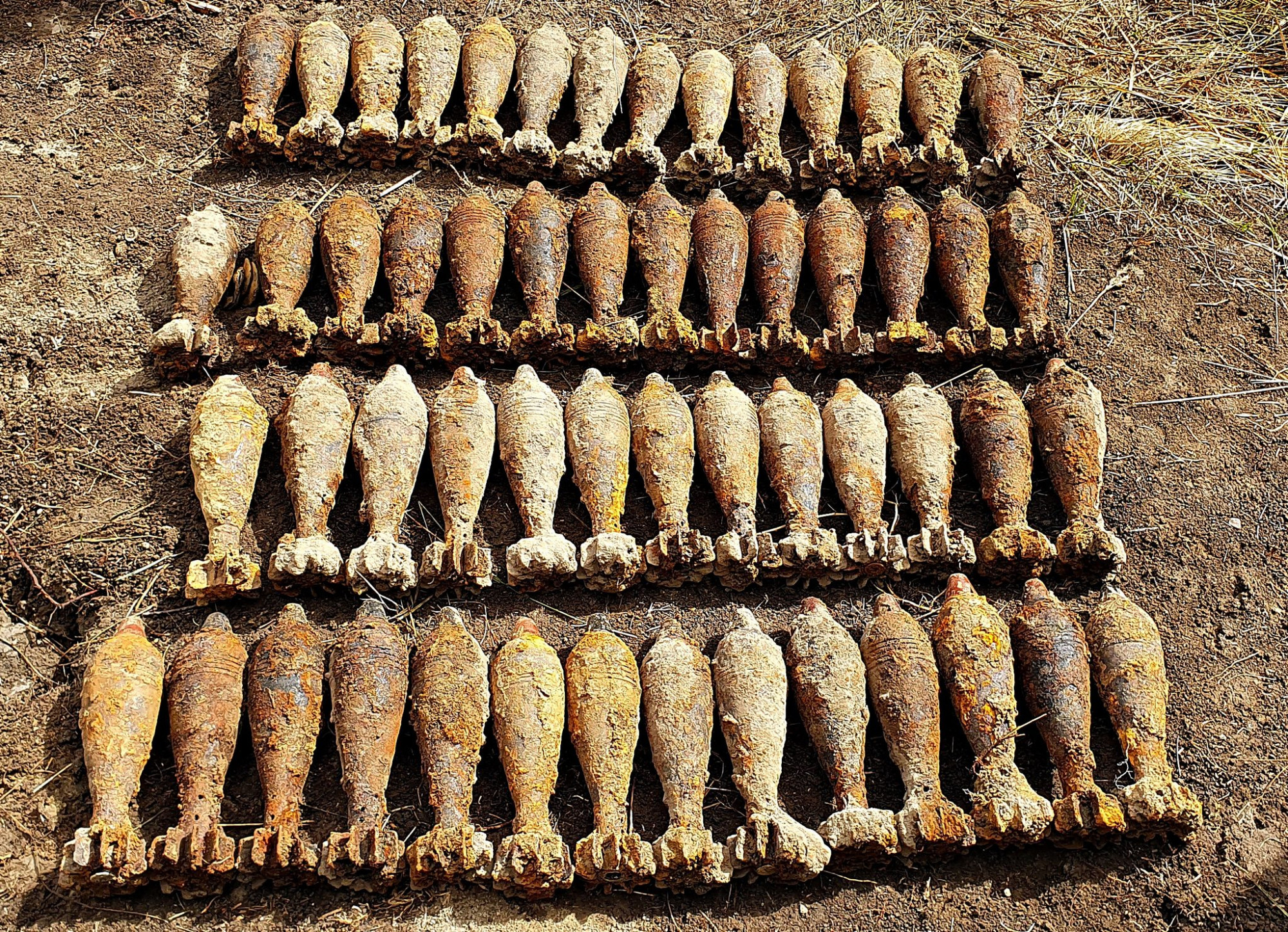 Több mint 150 aknavetőgránát került elő egy szombathelyi kertből, ahol eredetileg csak pöcegödröt akartak ásni