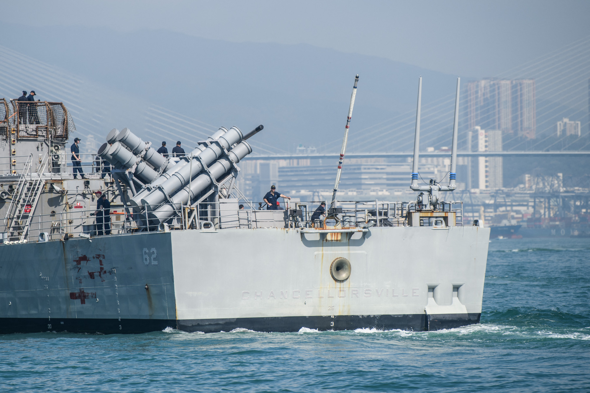 Áthajózik két amerikai hadihajó a Tajvani-szoroson