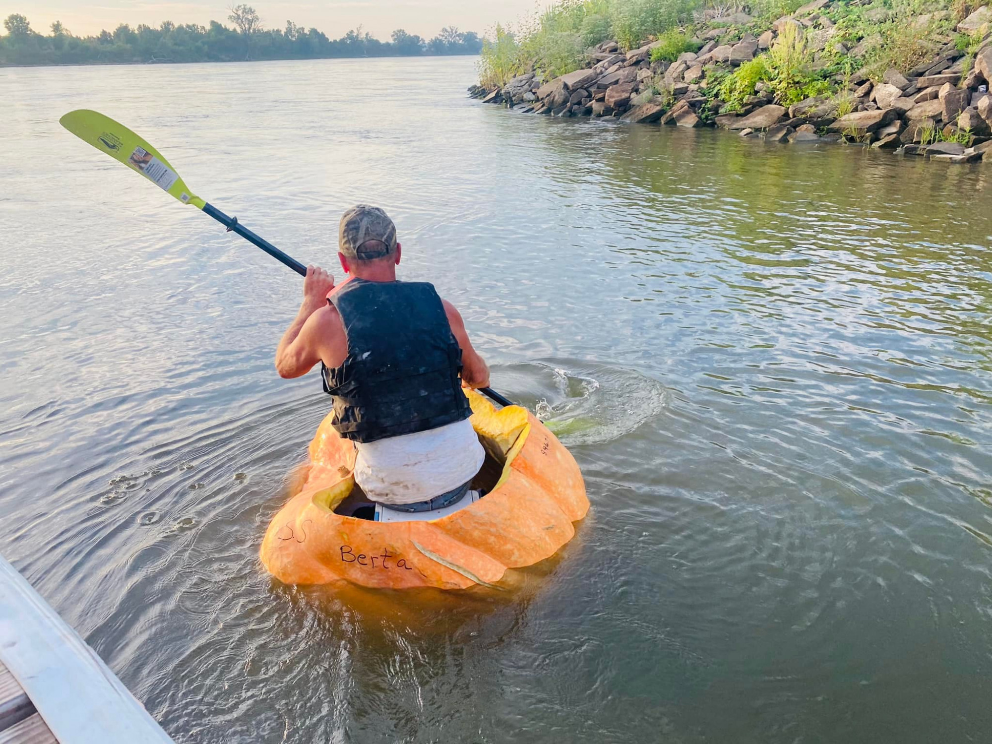 Egy nebraskai ember 60 kilométert evezett egy kivájt tökben a Missouri folyón, és ezzel megdöntötte a világrekordot