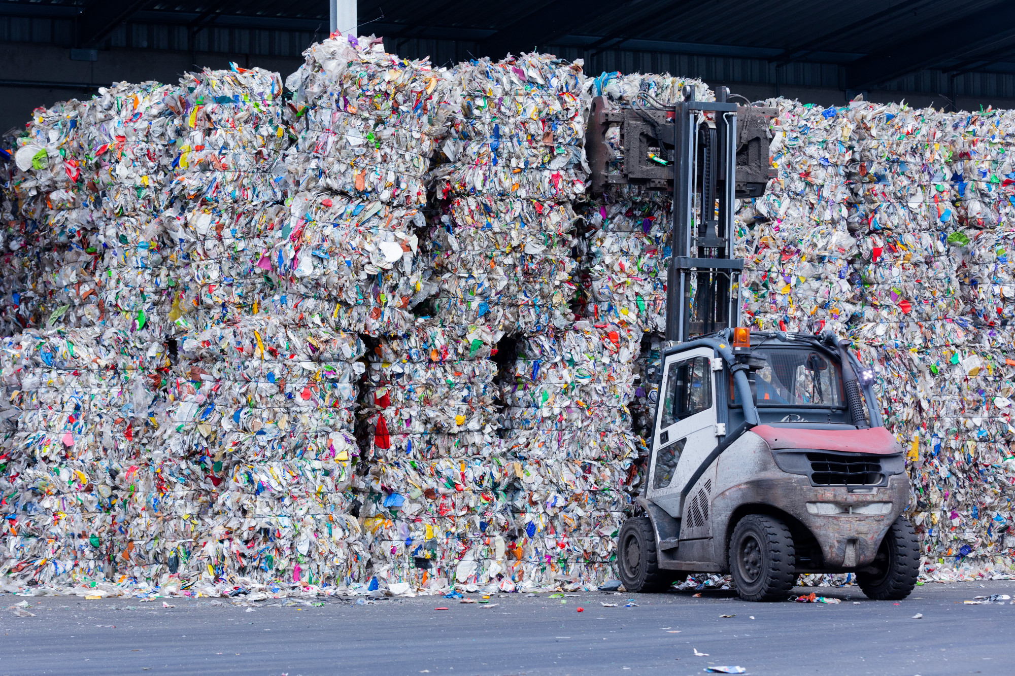 Kiválogatott csomagolóanyag-hulladék a németországi Erfstadtban működő Remondis hulladékártalmatlanító cégnél 2021. június 8-án.