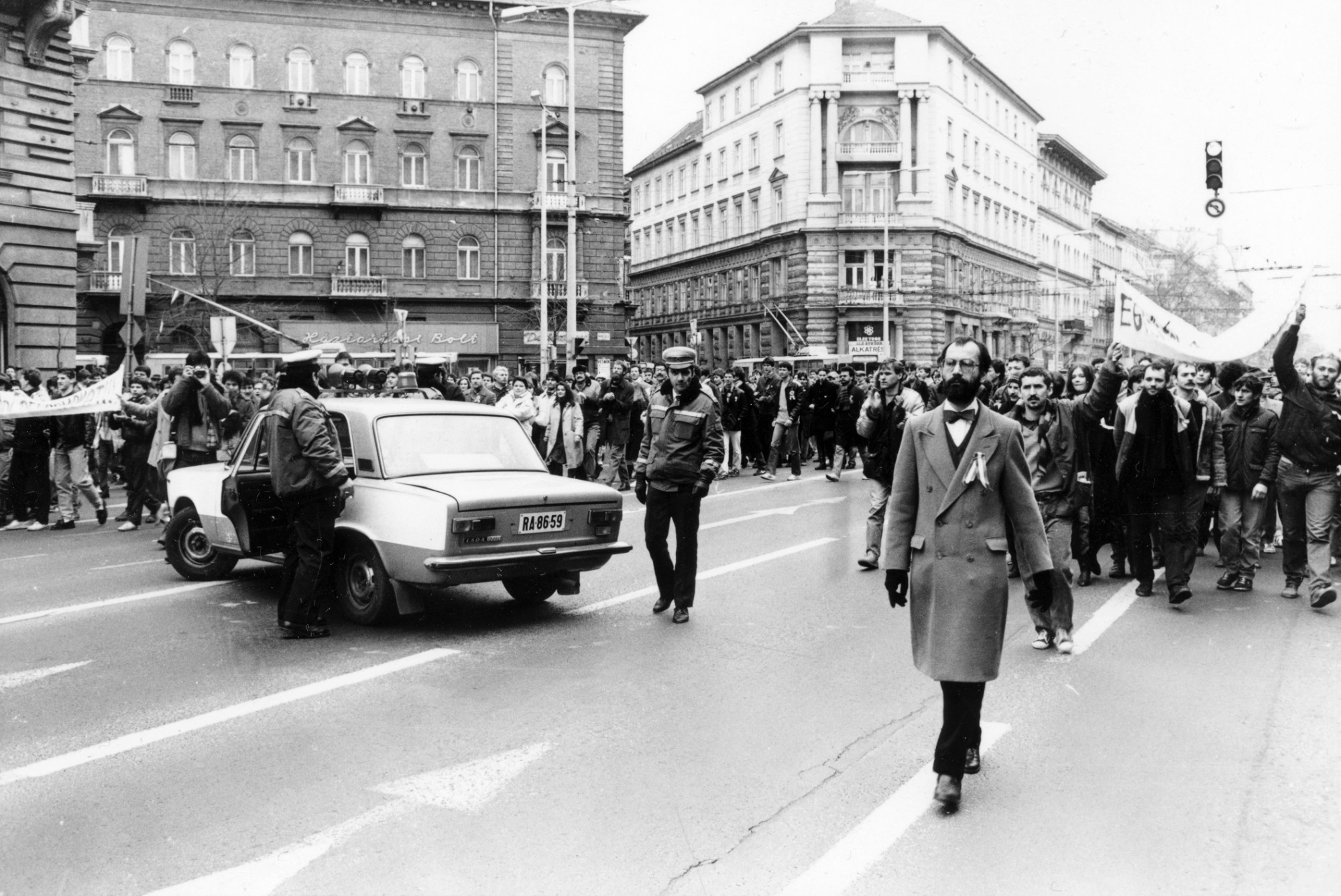 Tamás Gáspár Miklós a 1988. március 15-i tüntetésen, amin beszédet mondott a Bem-szobornál.
