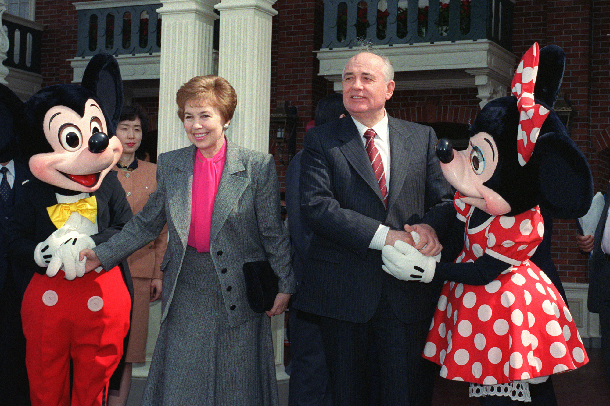 Gorbacsov és a felesége, Rajsza 1992-ben a tokiói Disneylandben.