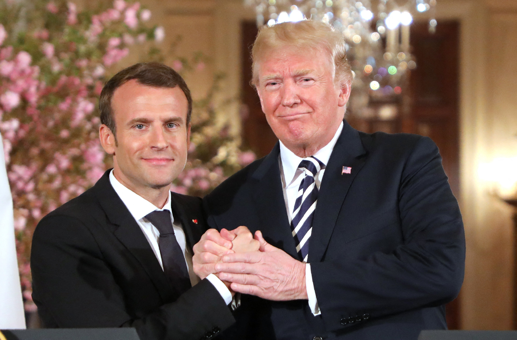 Trump aktát vezetett a francia elnök nemi életéről