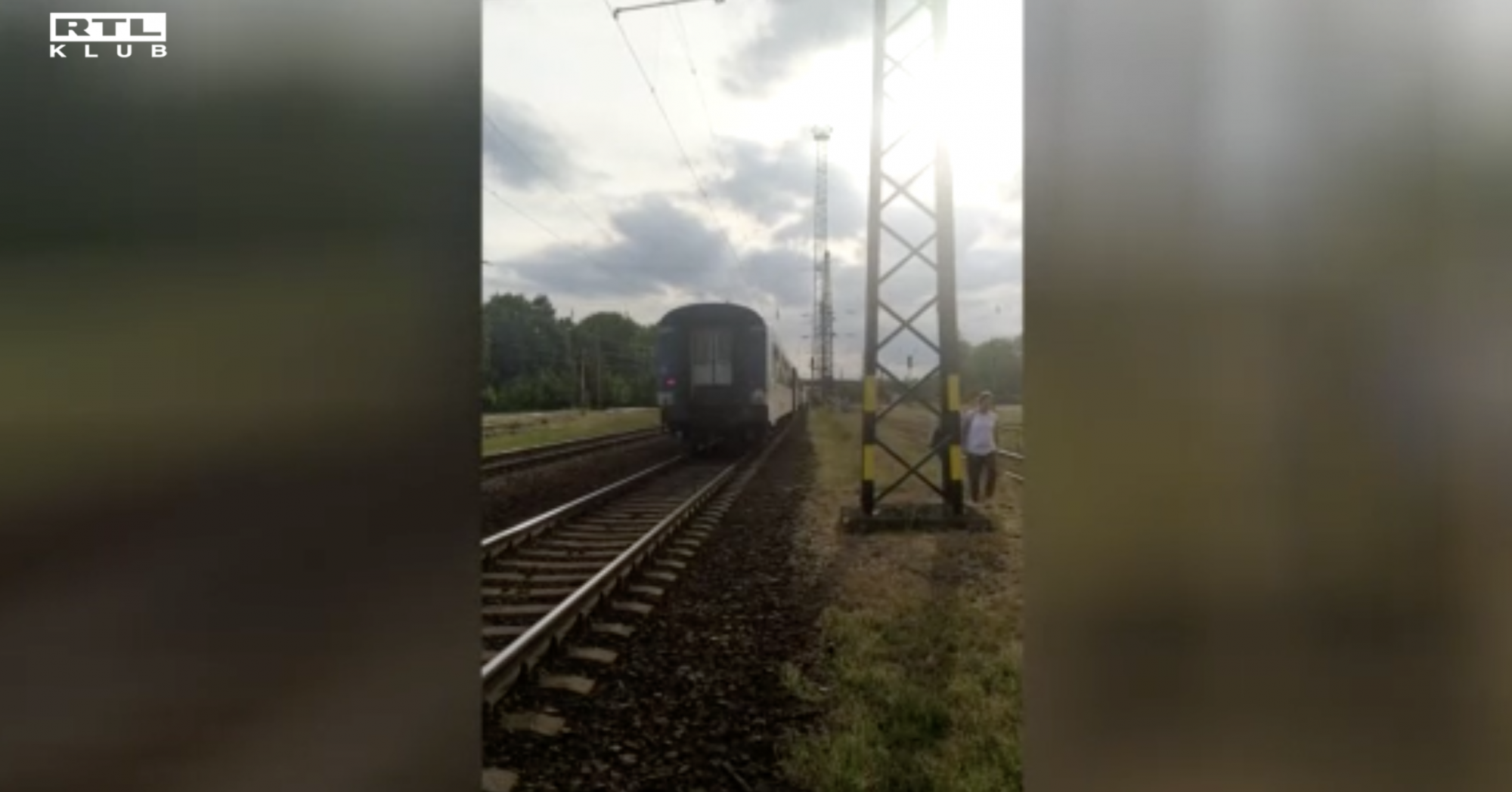 Nem állt meg a vonat a megállóban, a leszálló utasok a sínek mellett gyalogoltak vissza
