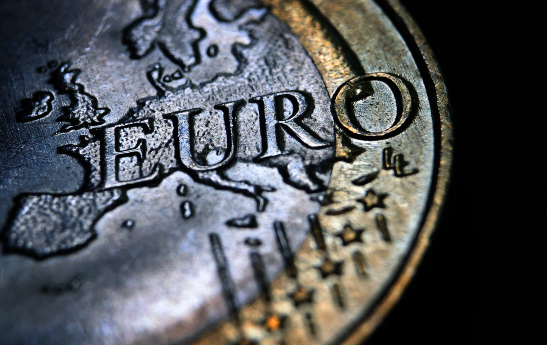 Nagy lejtmenetben, idei mélypontján a forint az euróval és a dollárral szemben is