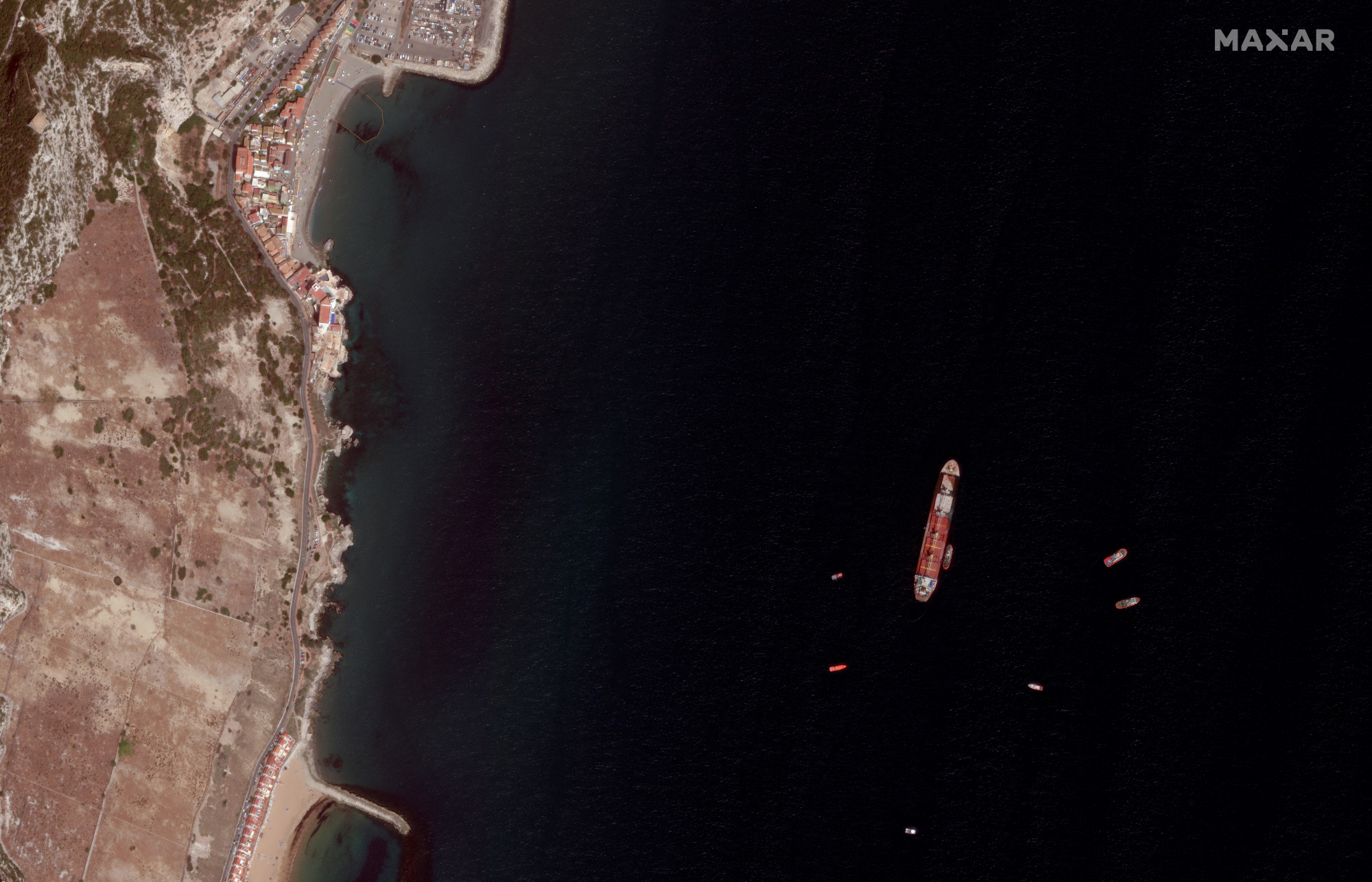 Fűtőolaj szivárog a Földközi-tengerbe a Gibraltárnál rekedt hajóból