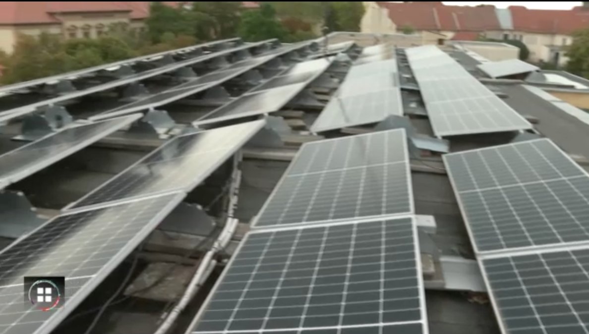 Azért nő meg egy szentesi társasház áramszámlája, ráadásul durván, mert telerakták a tetőt napelemmel