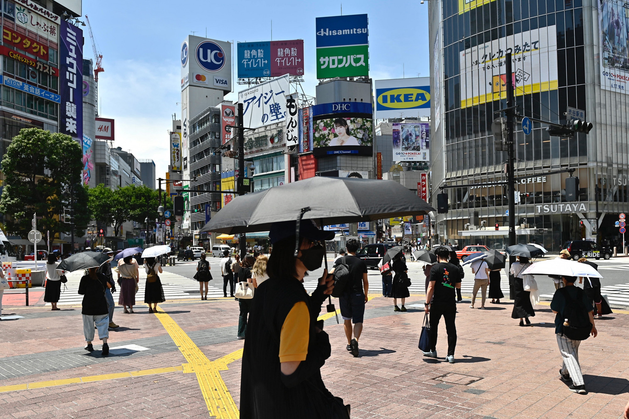 Japán legmelegebb városában már ingyen osztogatják a napernyőket