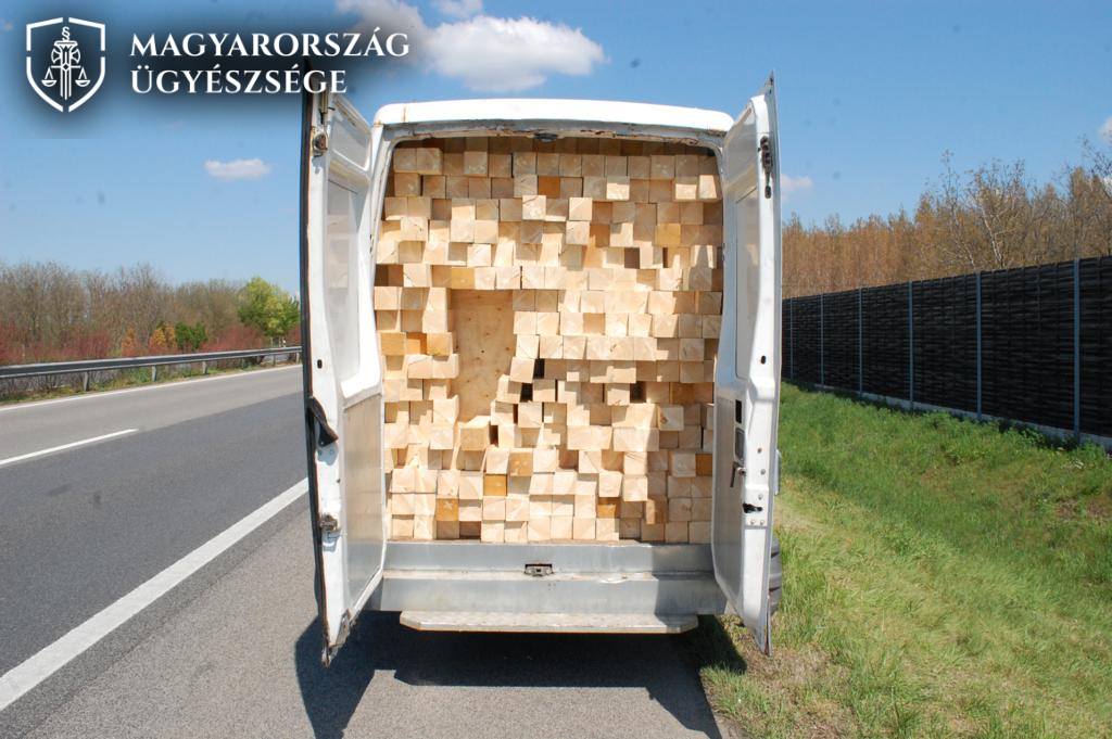 6 négyzetméteren 32 migránst zsúfolt be a furgonjába egy cseh férfi a szerb–magyar határnál