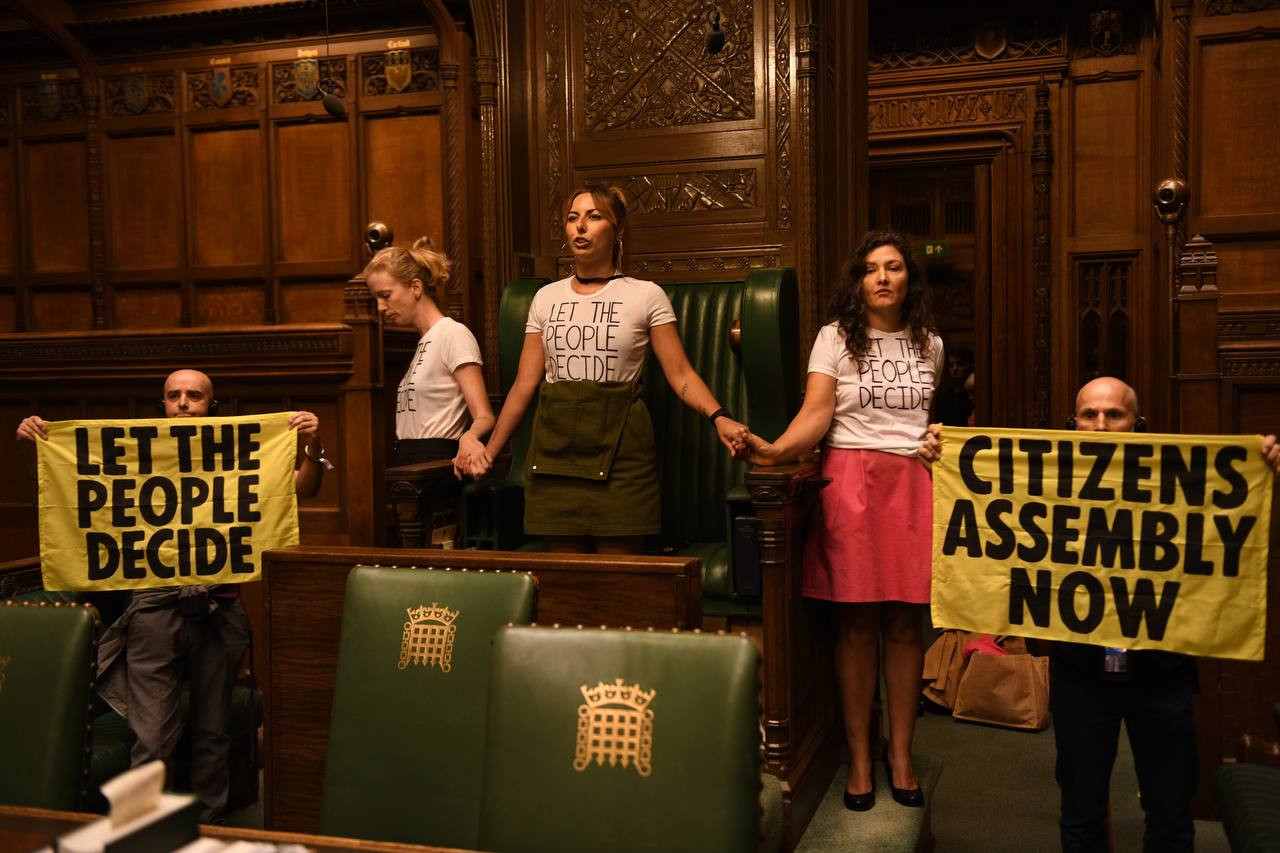 Az Extinction Rebellion aktivistái a brit alsóház üléstermében tiltakoznak