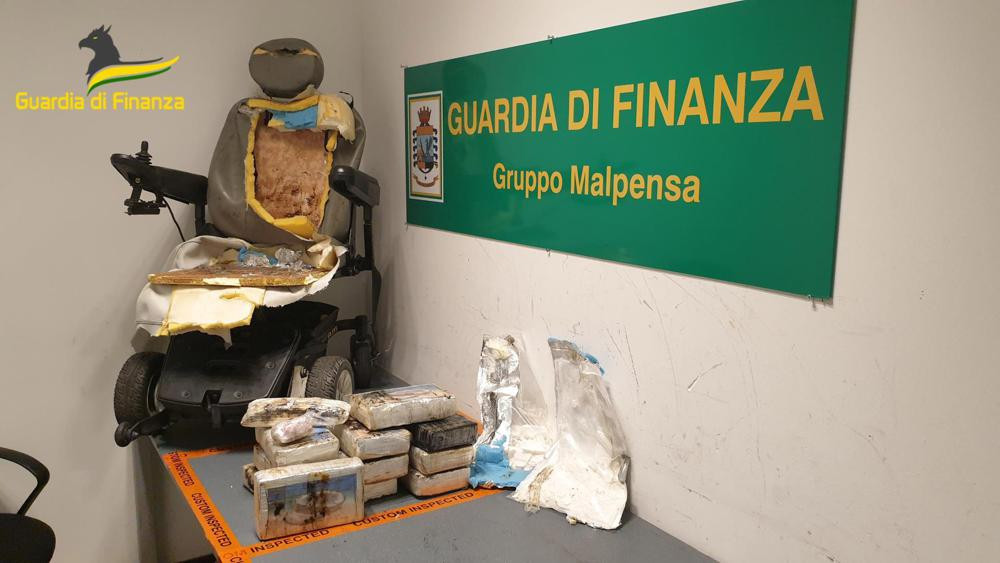 1,4 millió euró értékű kokaint találtak egy elektromos kerekesszékben a milánói repülőtéren