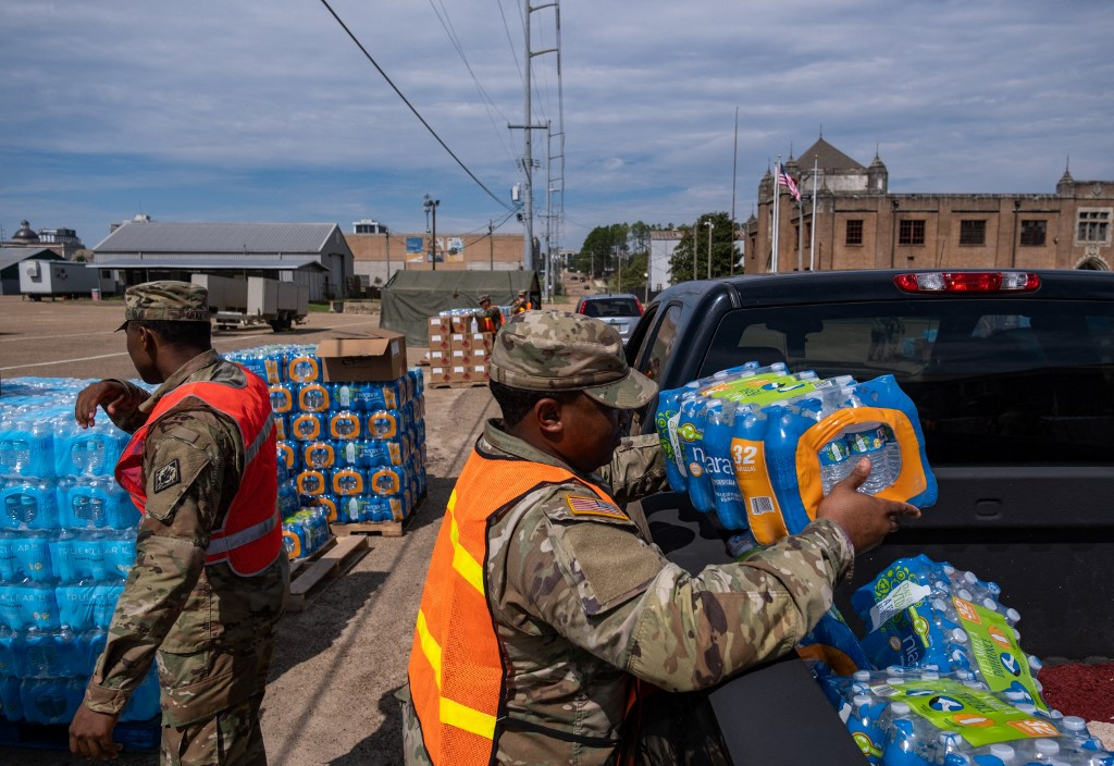 A nemzeti gárda tagjai vizet osztanak a jacksoni lakosoknak