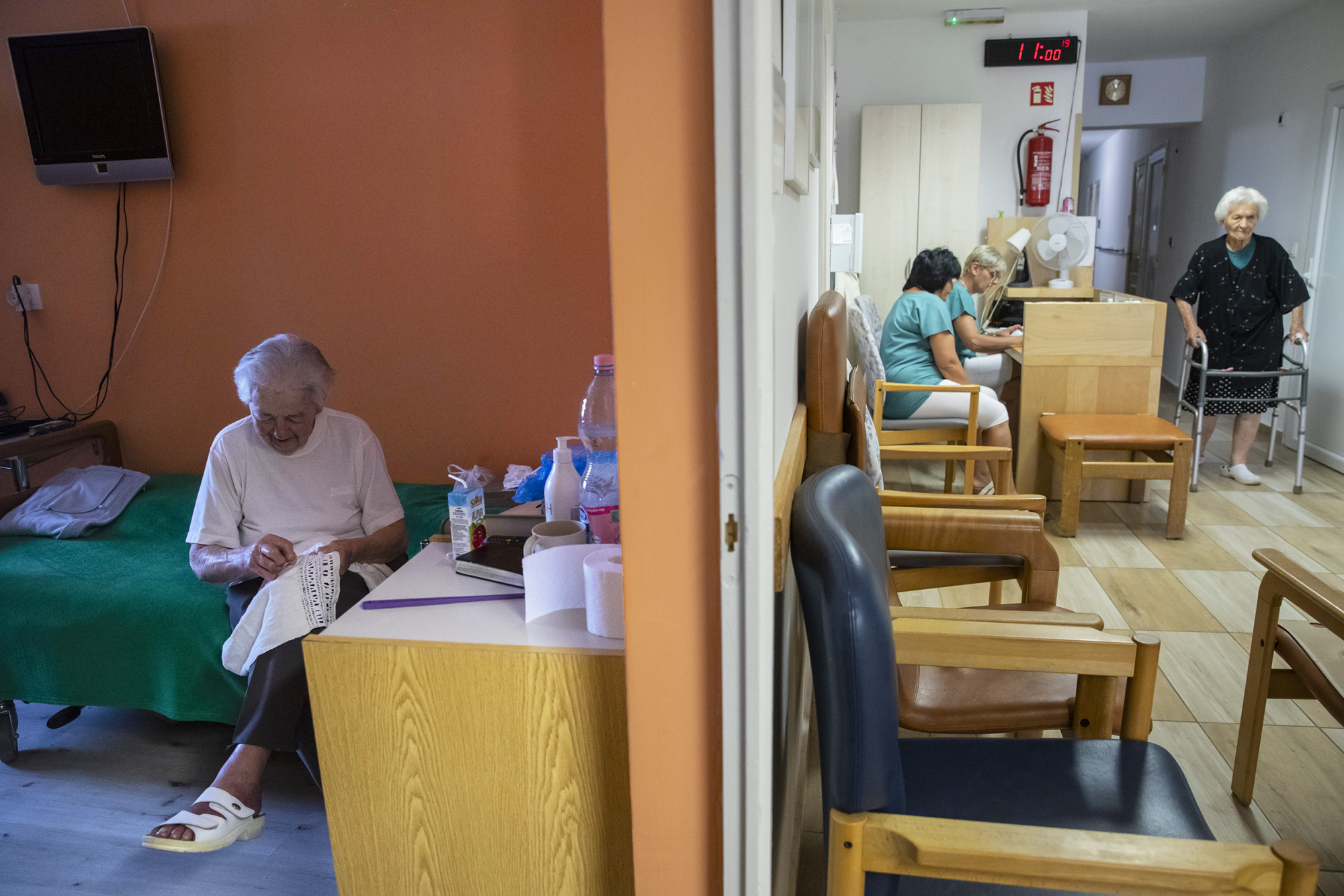 Drágább, de jobb ellátást hozhat az idős betegeknek, ha elveszik a kórházaktól az „elfekvőket”