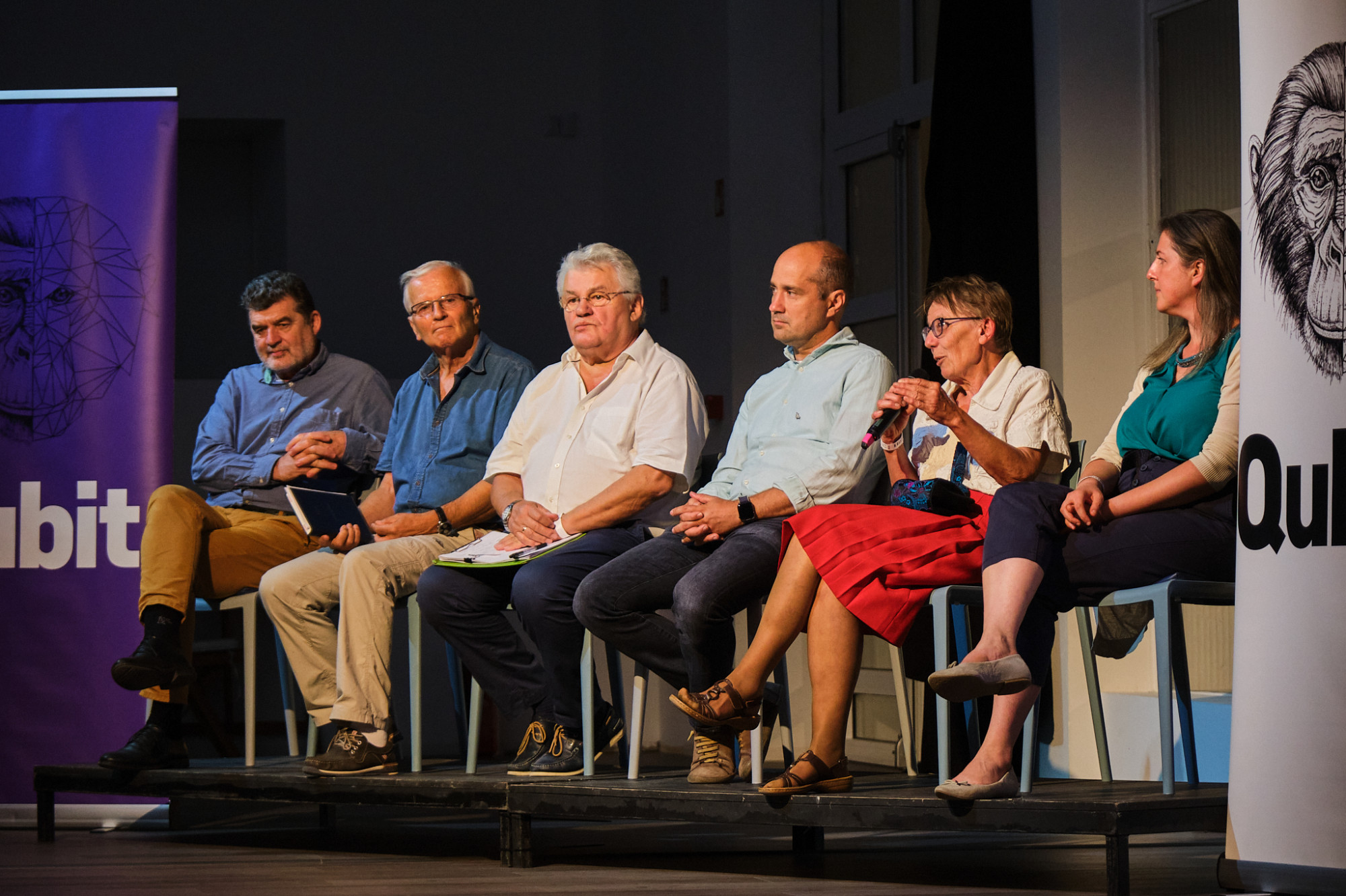 A 2022. szeptember 5-én rendezett Qubit.live#5 előadói: balról jobbra Oláh Miklós szociológus, Jásdi István borász, Szöllősi-Nagy András mérnök, hidrológus, Honti Márk építőmérnök, hidrológus, Istvánovics Vera ökológus, hidrobiológus, Kelemen Eszter ökológiai közgazdász