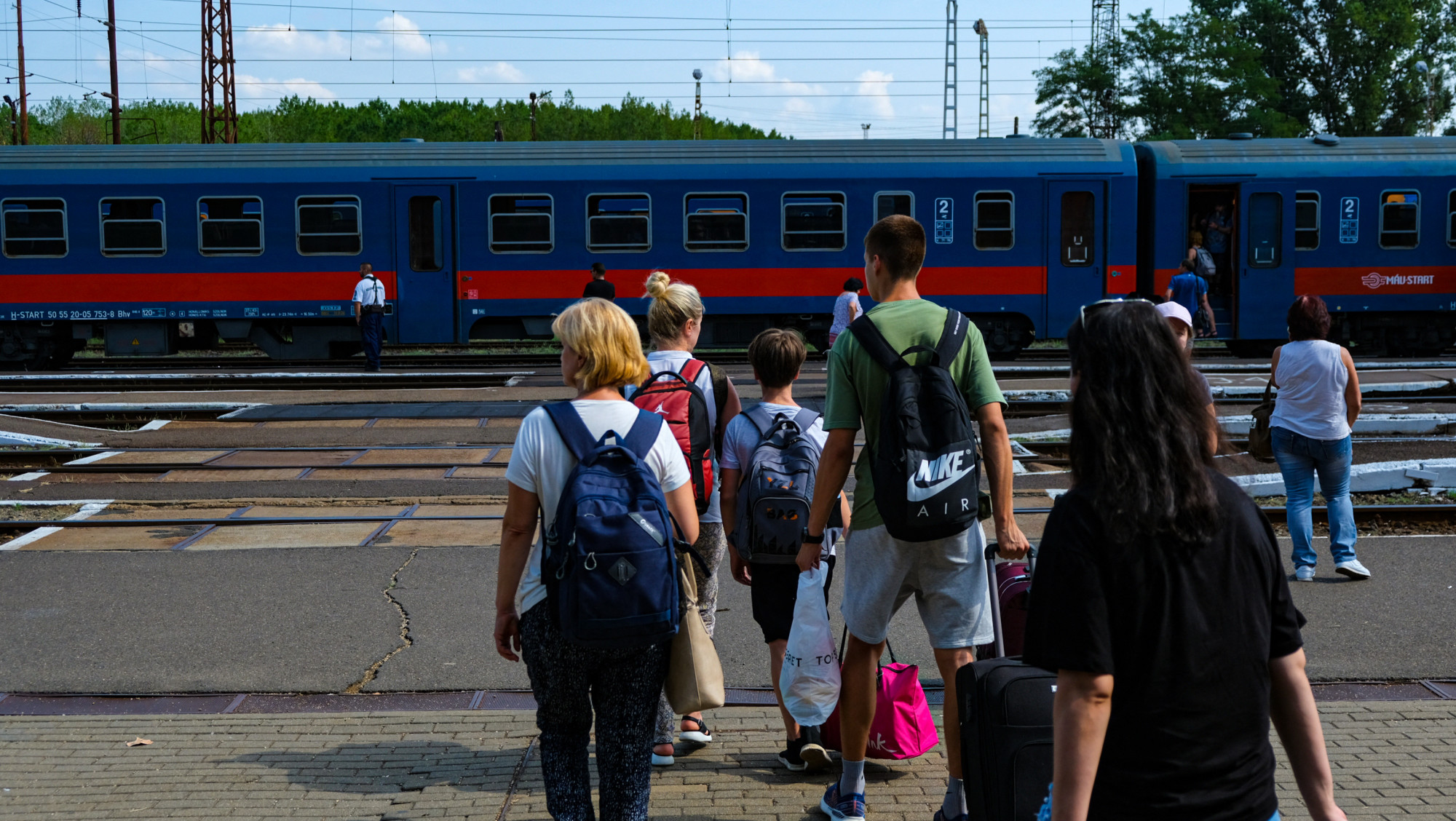 Ukrajnából menekülők Záhonyban, ahonnan folytatják útjukat más európai városokba