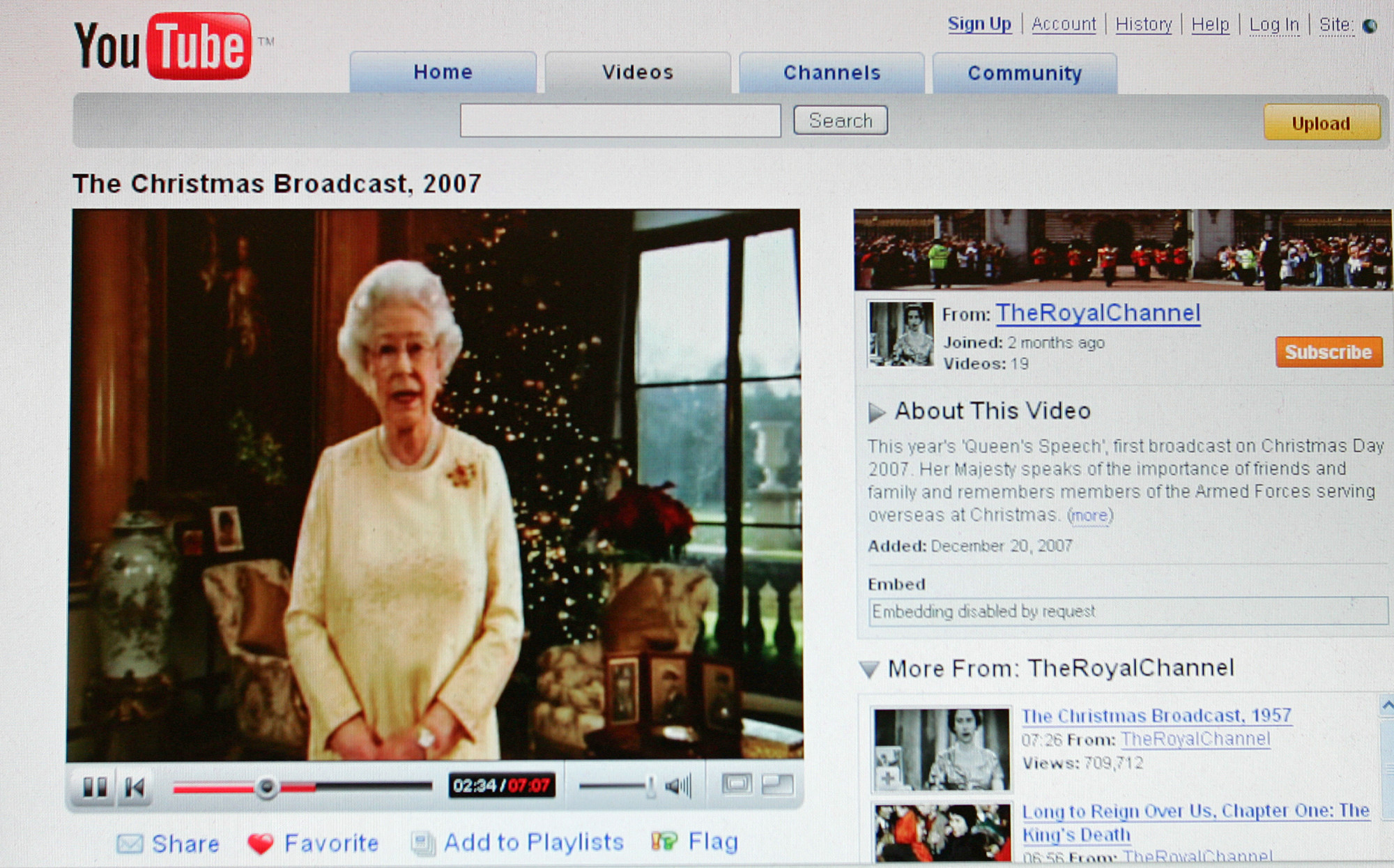 2007-ben került fel először a királyi család hivatalos Youtube-csatornájára a királynő aktuális karácsonyi tévébeszéde