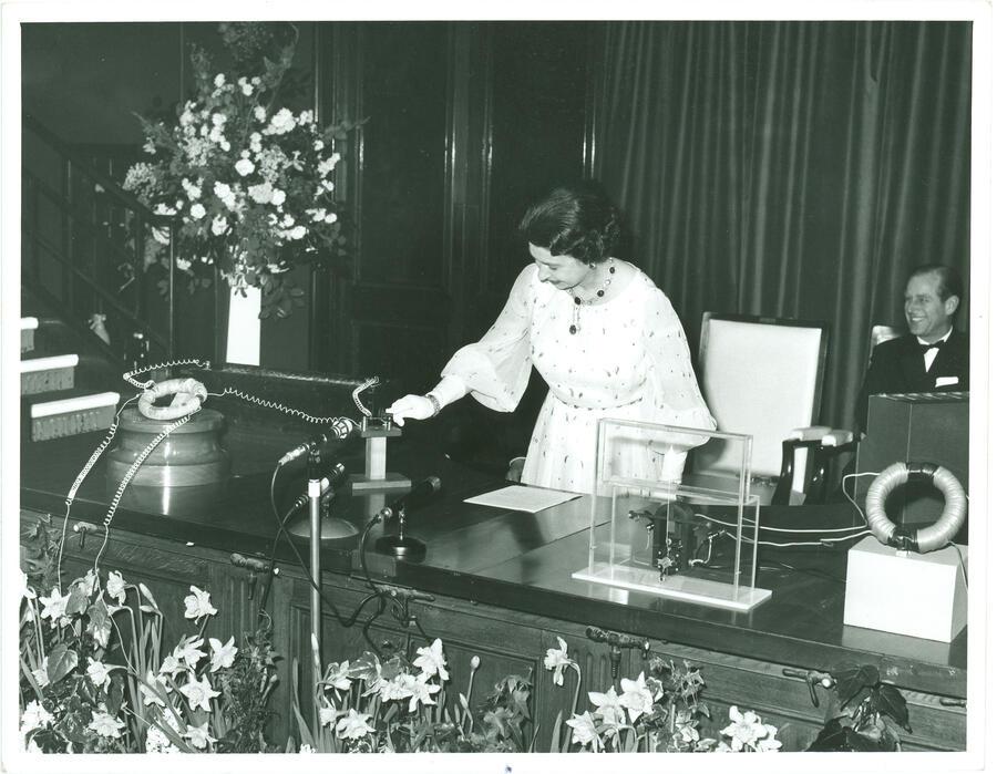 Erzsébet királynő egy Faraday-készülékkel, 1973-as látogatásán a Royal Institute-ban