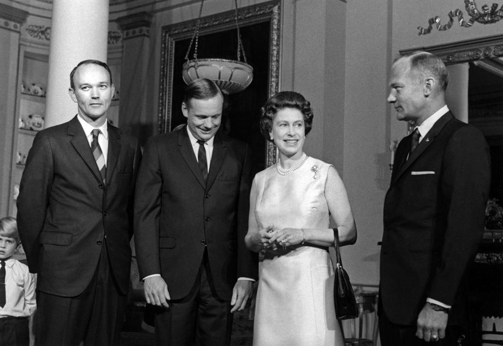 Michael Collins, Neil Armstrong és Buzz Aldrin, az Apollo-11 legénysége 1969-ban találkozott a királynővel