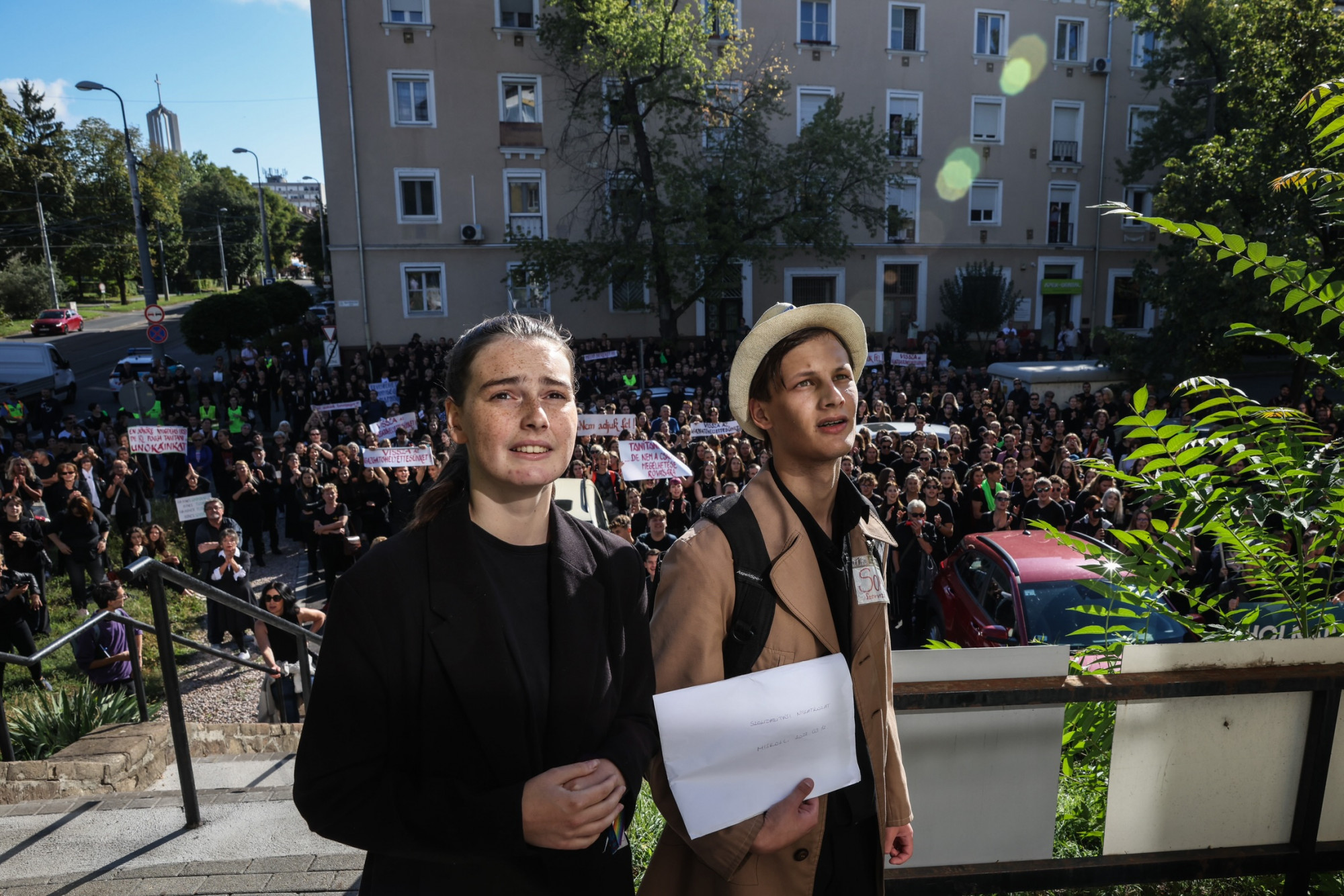„Nem lógni jöttünk”: százával tüntettek a miskolci diákok a leváltott igazgatóhelyettes miatt