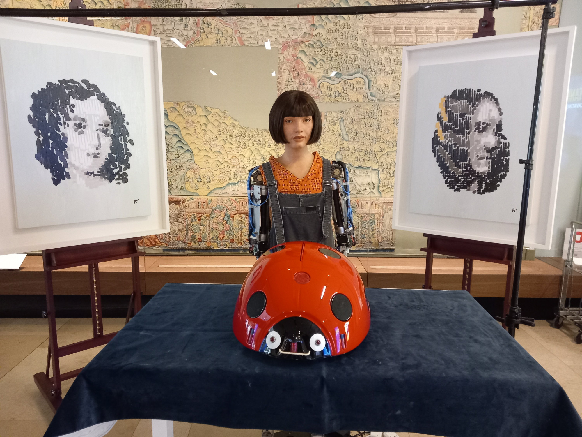 A szegedi robotkatica és az Ai-Da nevű humanoid robotművész az oxfordi kiállításon